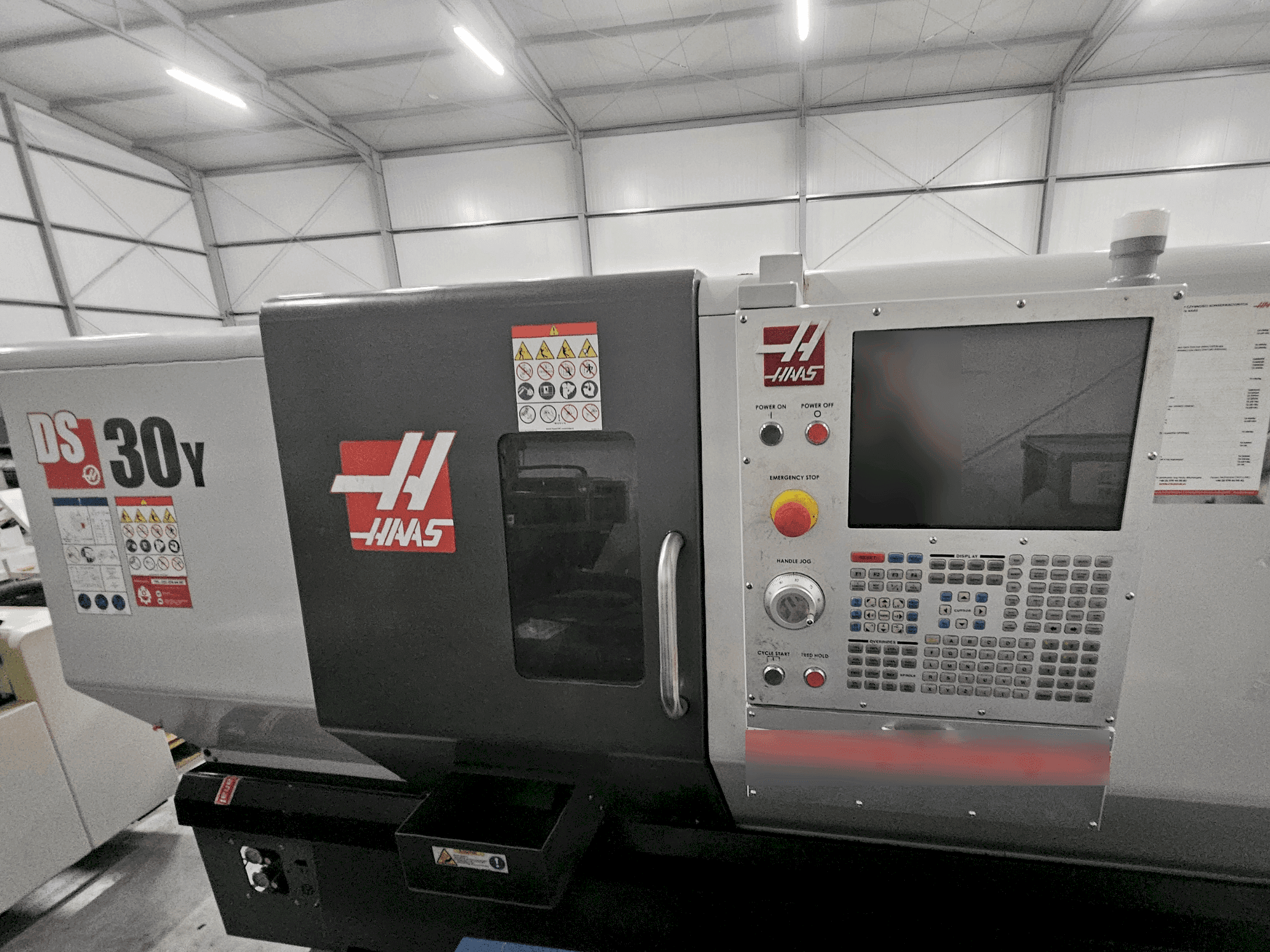 Widok z przodu maszyny HAAS DS-30Y