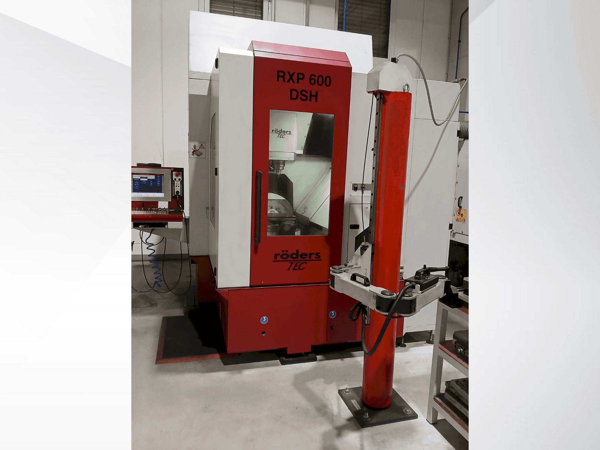 Widok z przodu maszyny Röders TEC RXP 600 DSH