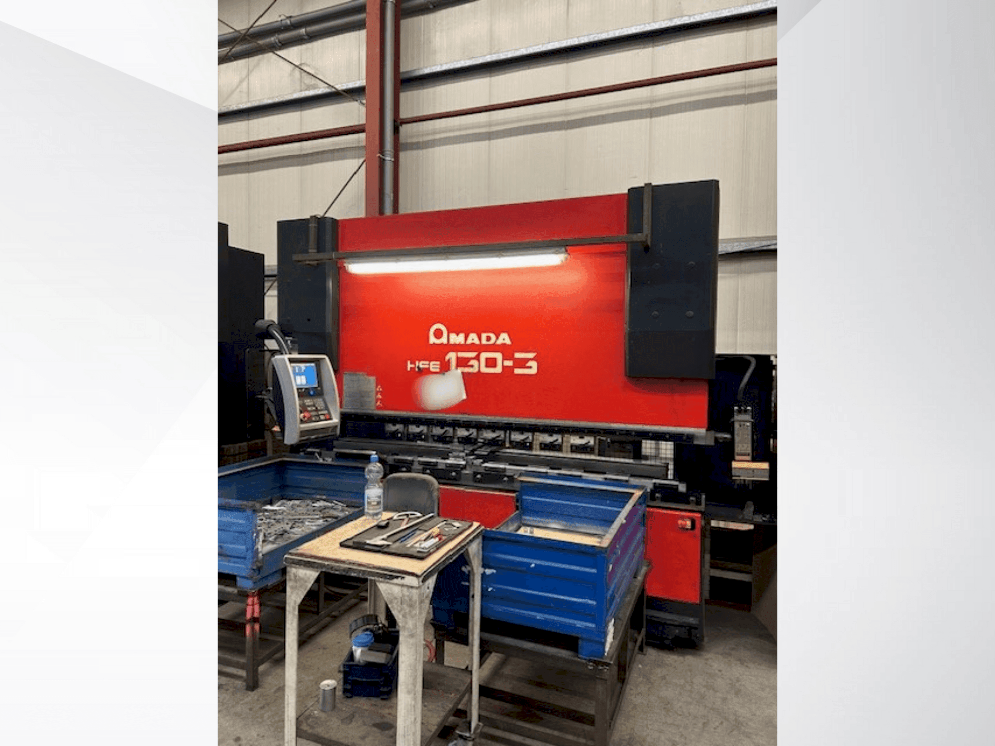 Widok z przodu maszyny AMADA HFE 130-3