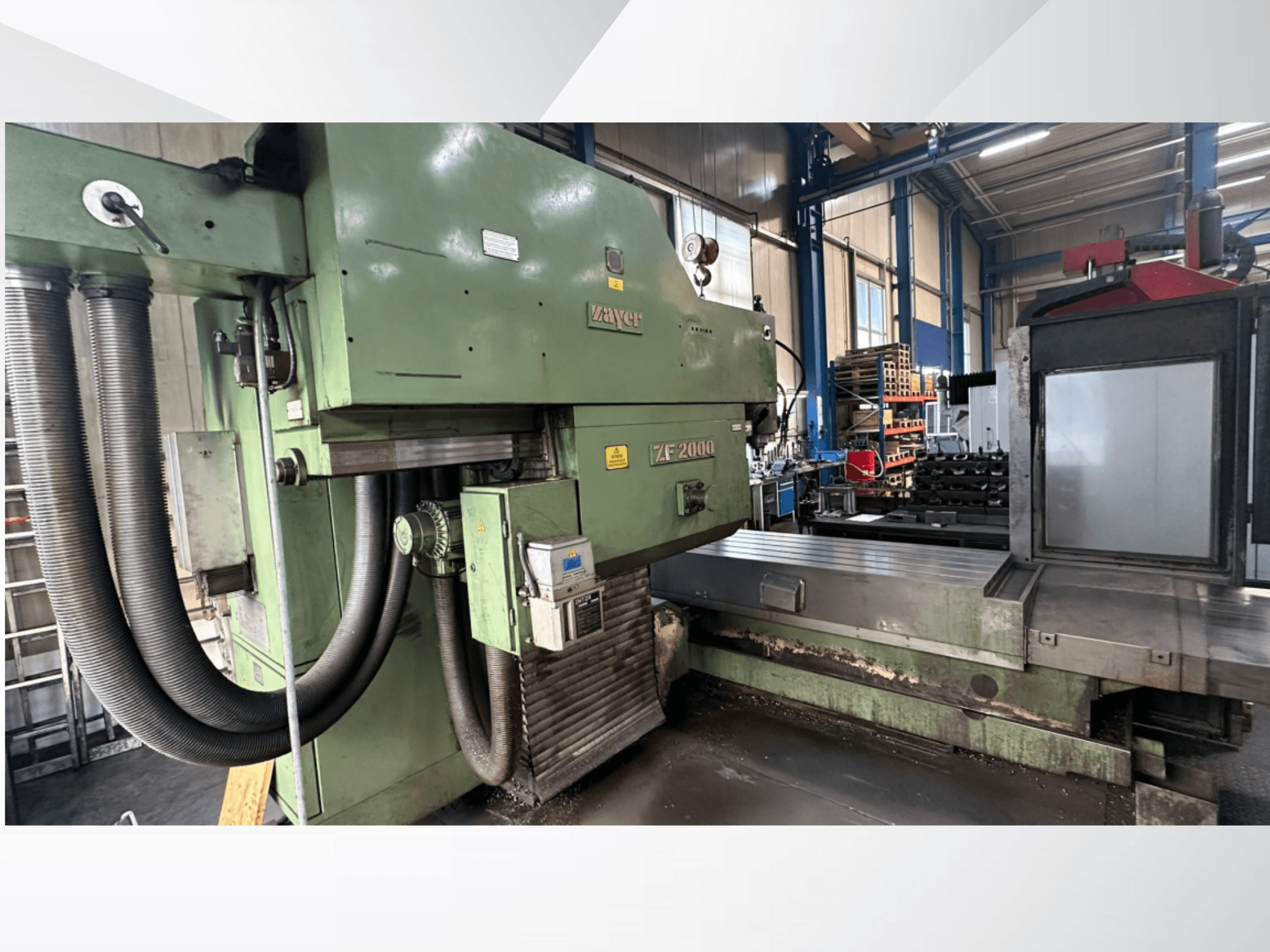 Frezarka Zayer ZF 2000 w kolorze zielonym, widok z boku pokazujący panel sterowania i duże łoże frezujące z dołączonymi wężami.