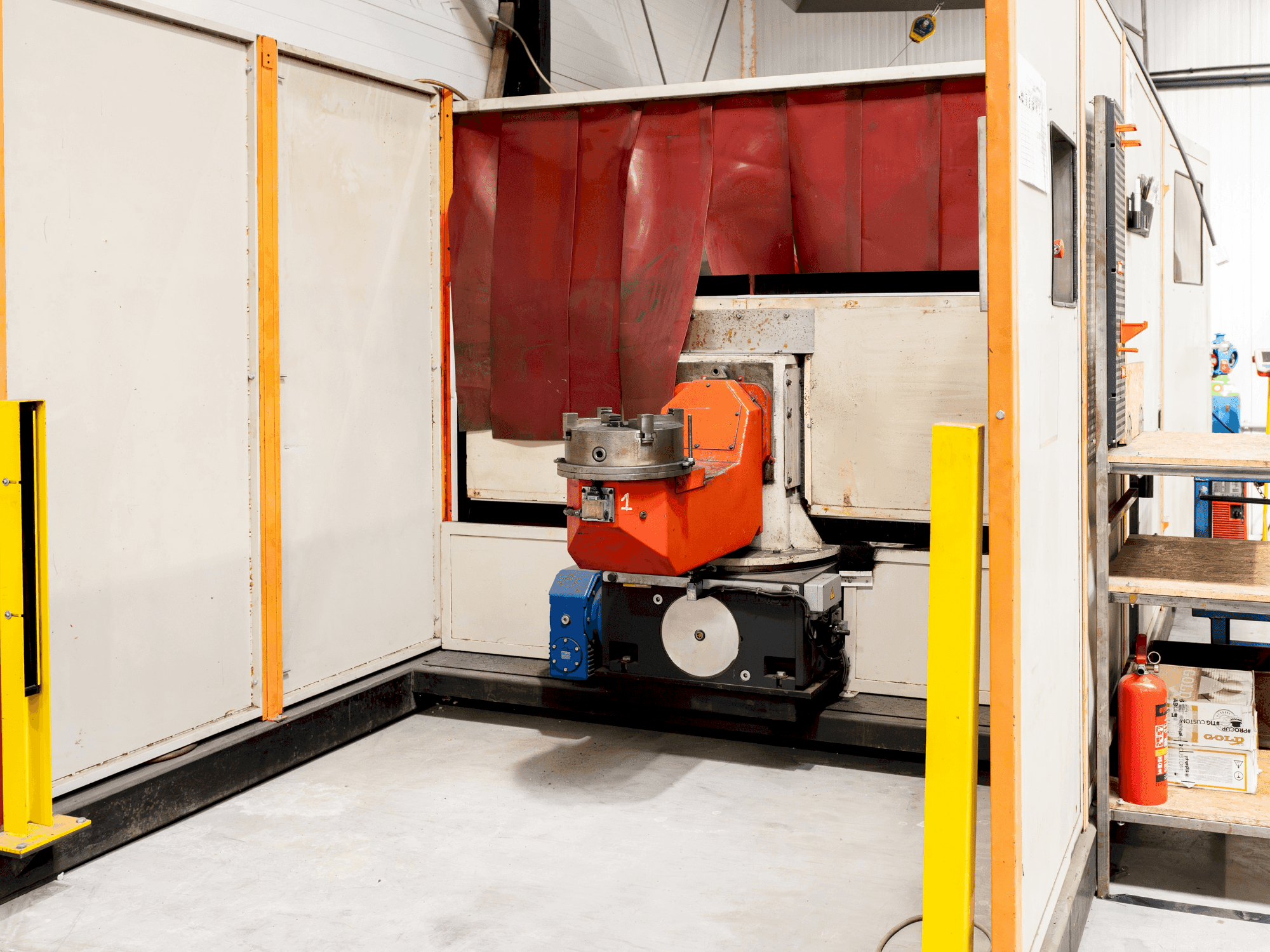 Widok z przodu maszyny IGM MA30 with KUKA robot