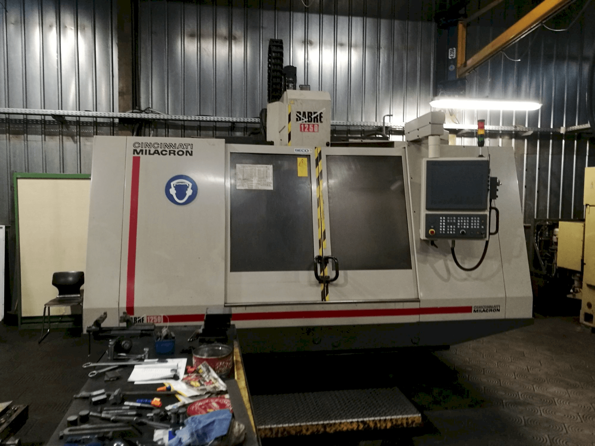 Widok z przodu maszyny Cincinnati Milacron Sabre 1250