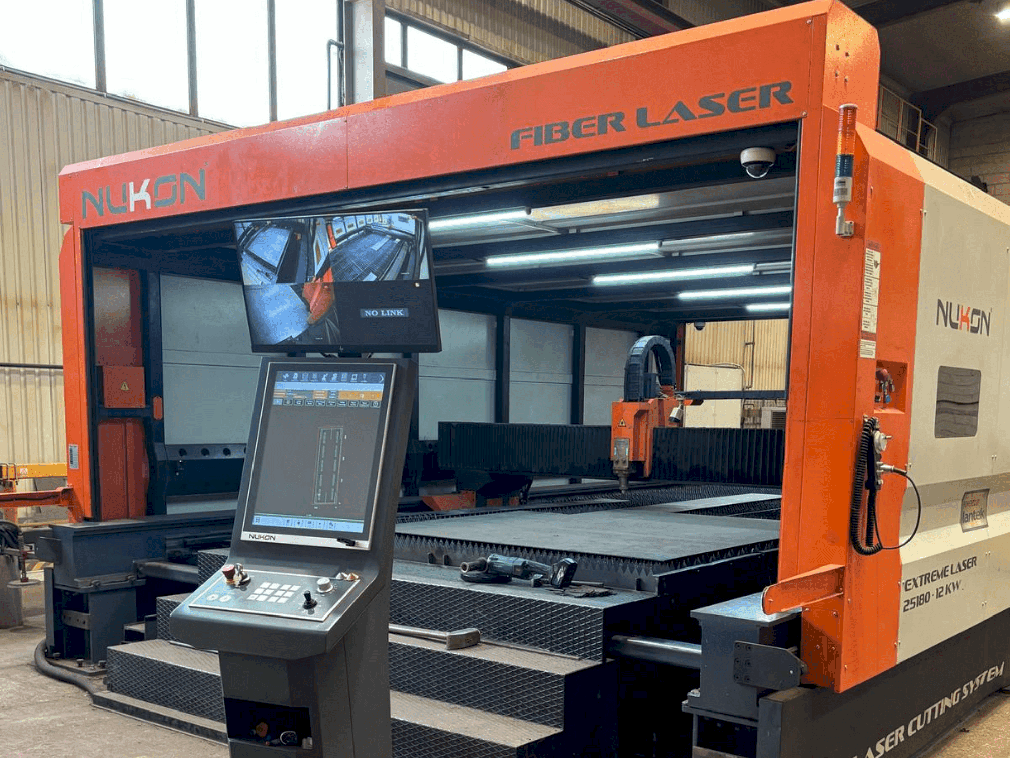 Widok z przodu maszyny NUKON Fiber Laser Extreme 30250