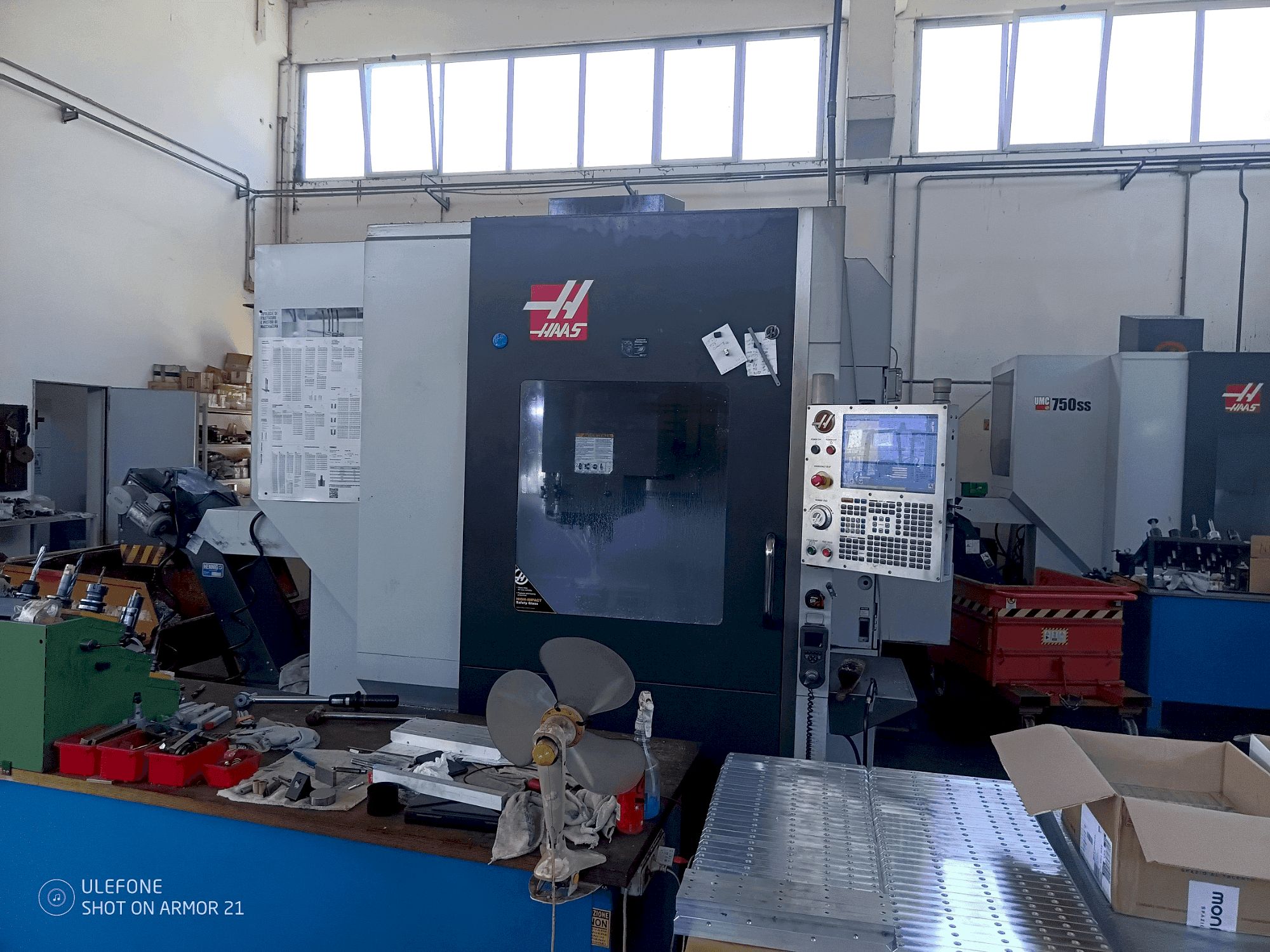 Widok z przodu maszyny HAAS UMC 750SS