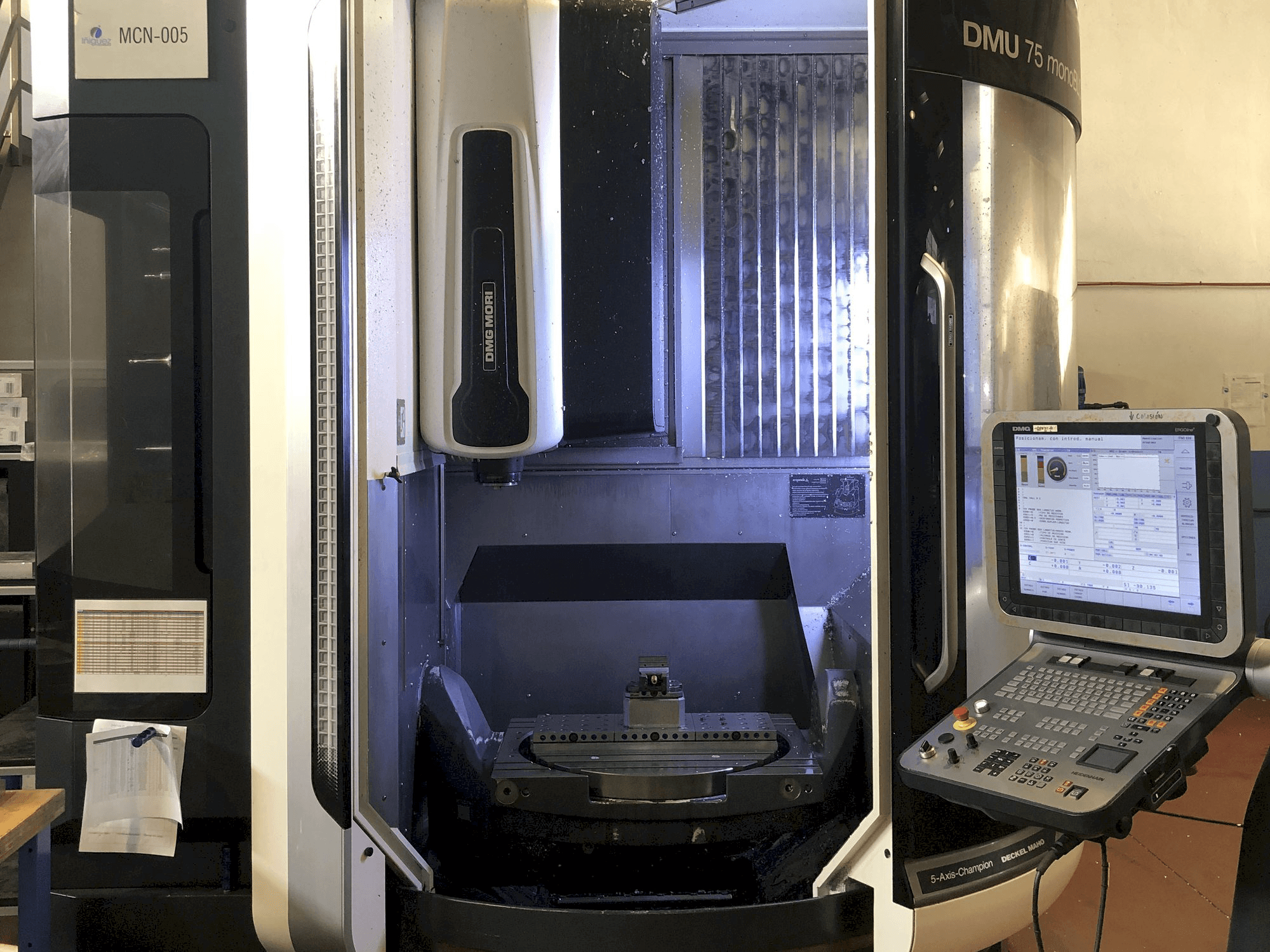 Widok z przodu maszyny DMG MORI DMU 75 Monoblock