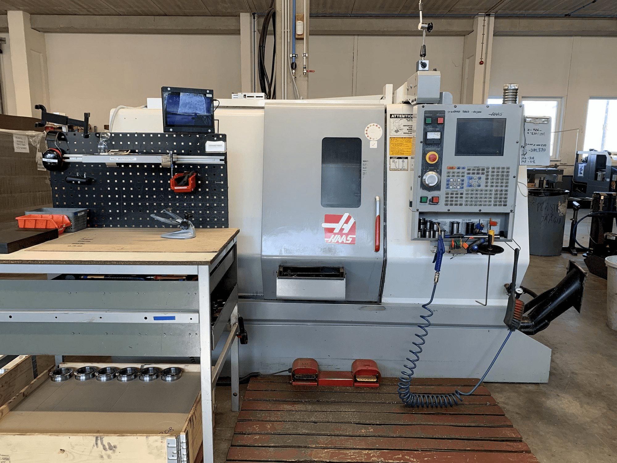 Widok z przodu maszyny HAAS SL-20 TCF