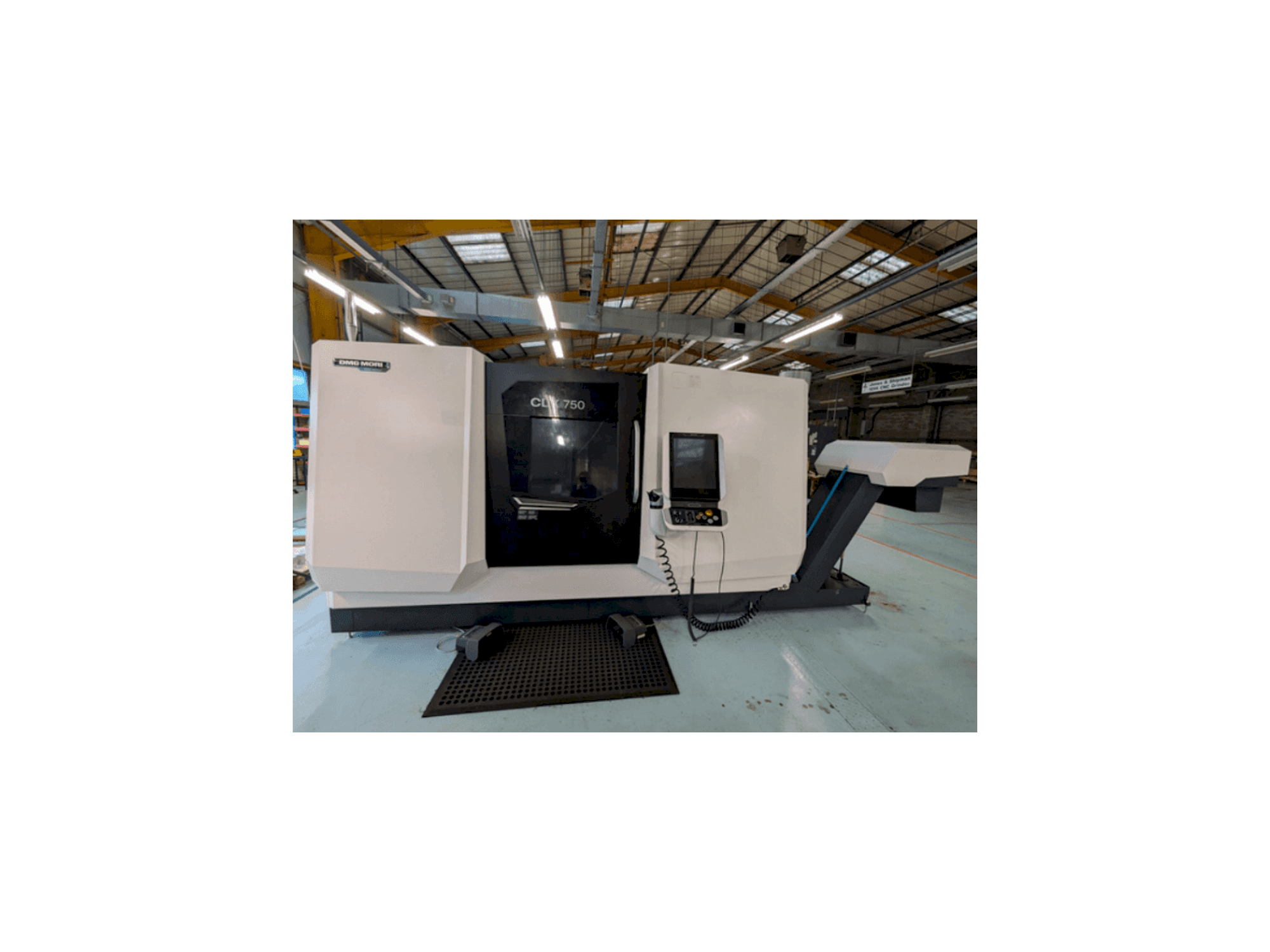 Widok z przodu maszyny DMG MORI CLX750 V4