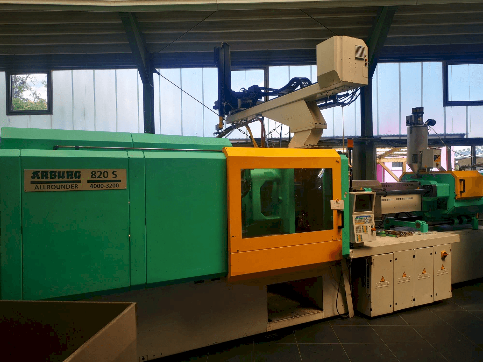 Widok z przodu maszyny Arburg 820S 4000 / 3200