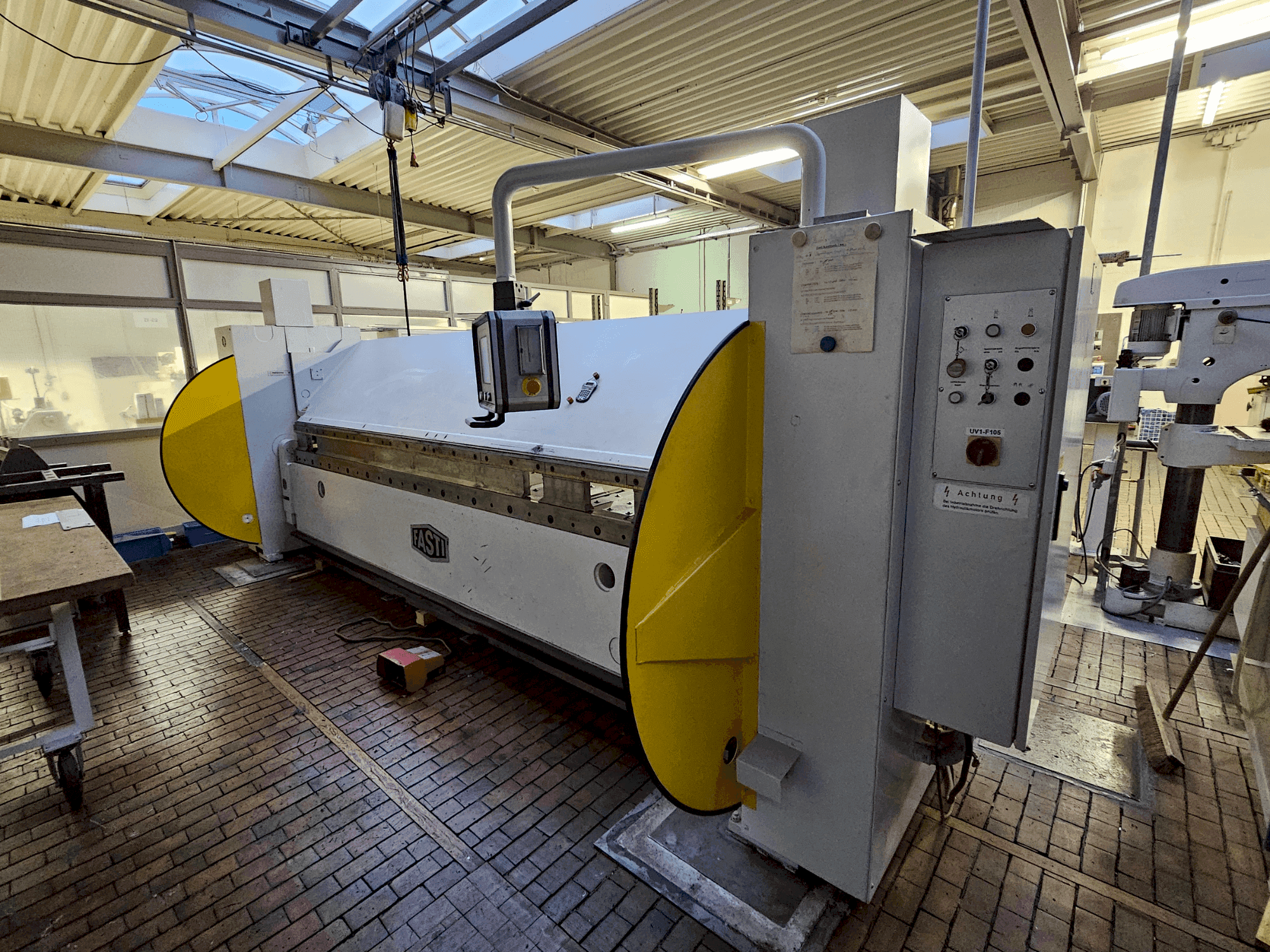 Widok z przodu maszyny SCHRODER-FASTI 215-40-4