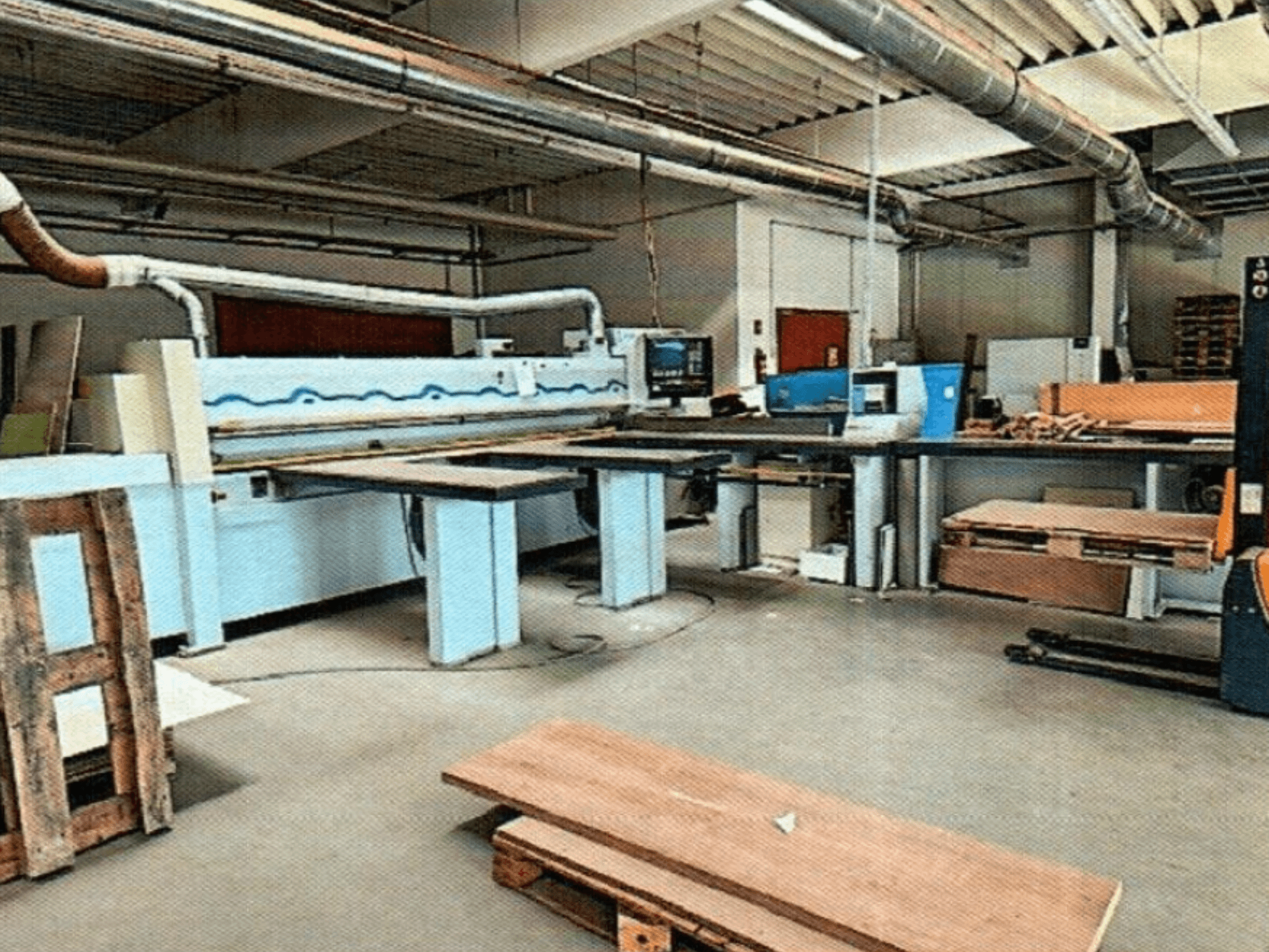 Pilarka panelowa HOMAG HPL 11/38/22 w warsztacie, z dużym stołem do cięcia i konsolą ekspozycyjną, patrząc od przodu.