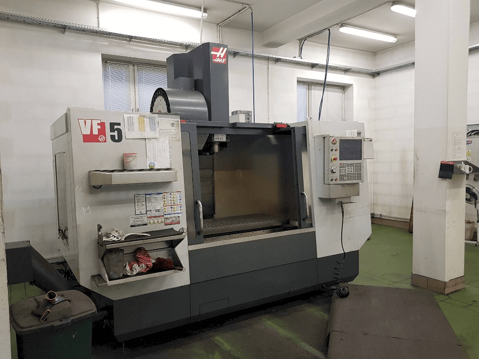 Widok z przodu maszyny HAAS VF-5/40