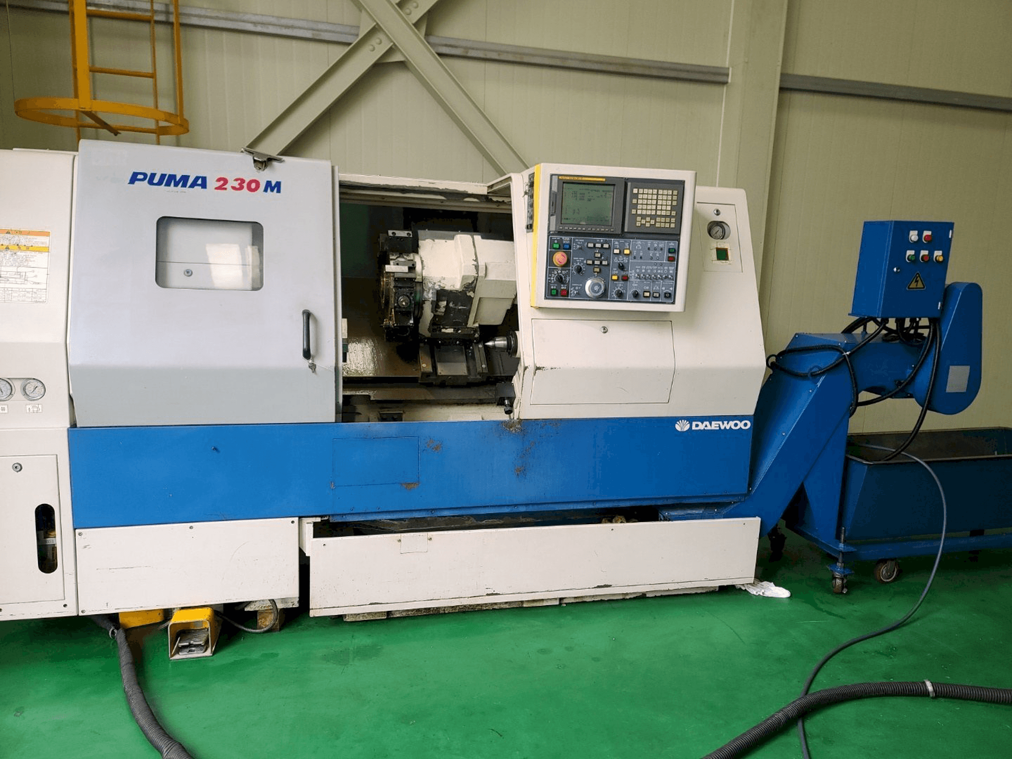 Widok z przodu maszyny Doosan PUMA 230MB