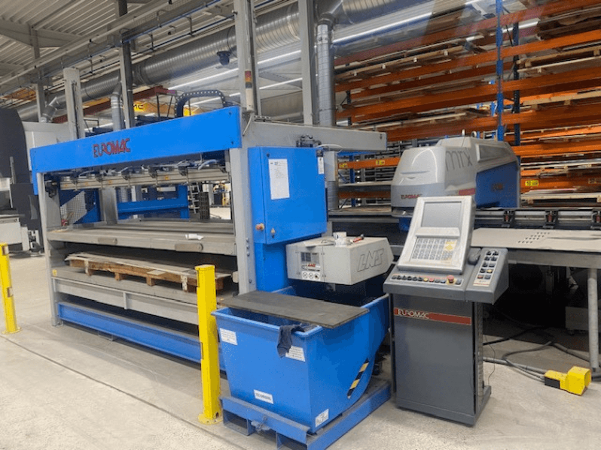 Wykrawarka CNC Euromac MTX FLEX 12, widok z przodu z widocznym panelem sterowania, paletami i elementami zabezpieczającymi.