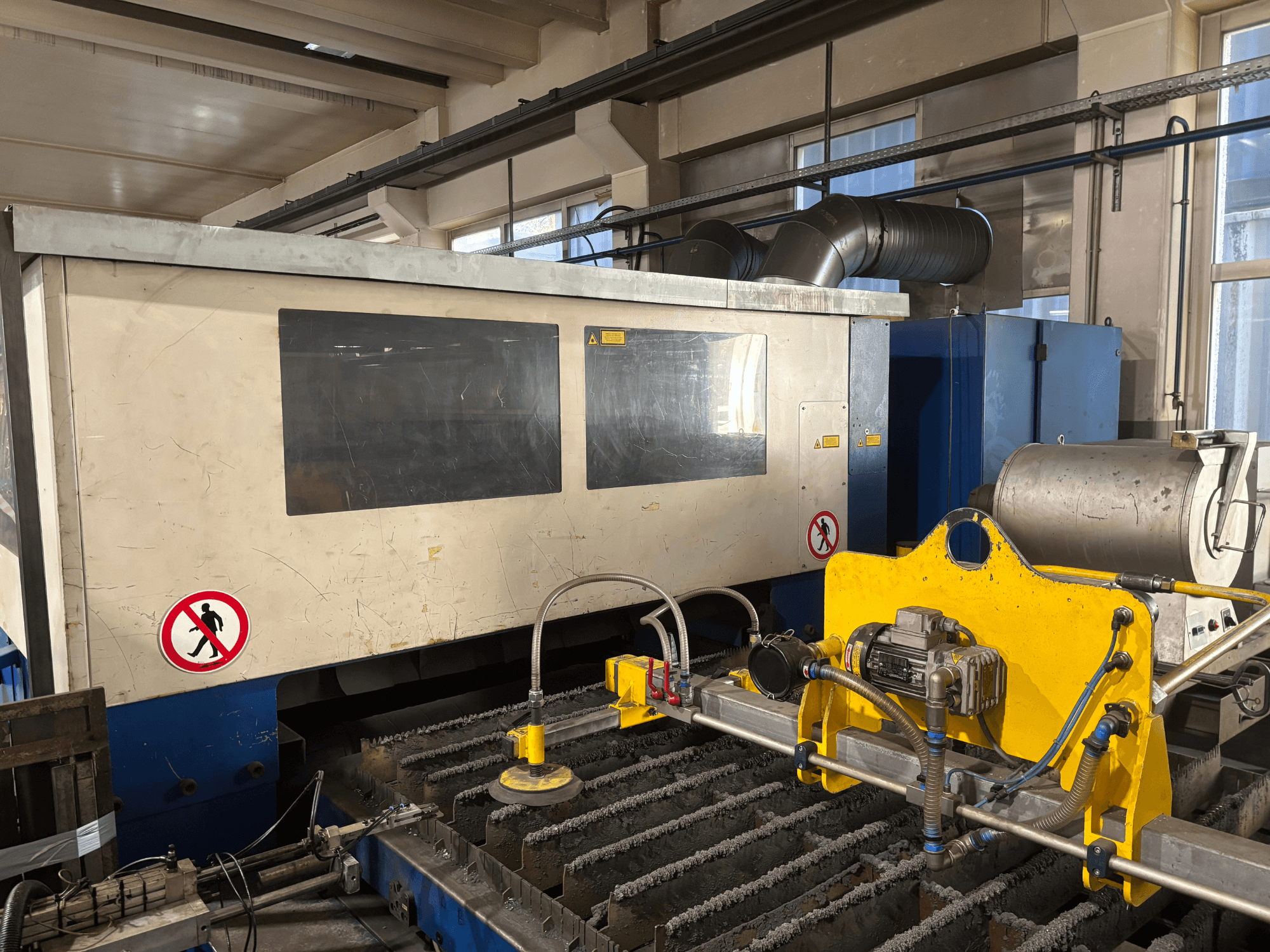 Wycinarka laserowa CO2 TRUMPF Trumatic L3030, widok z przodu przedstawiający interfejs sterowania i szczegóły powierzchni cięcia.