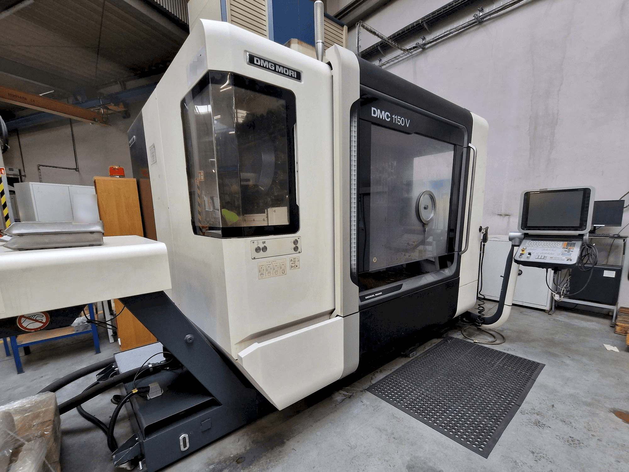 Widok lewej strony maszyny DMG MORI DMC 1150 V