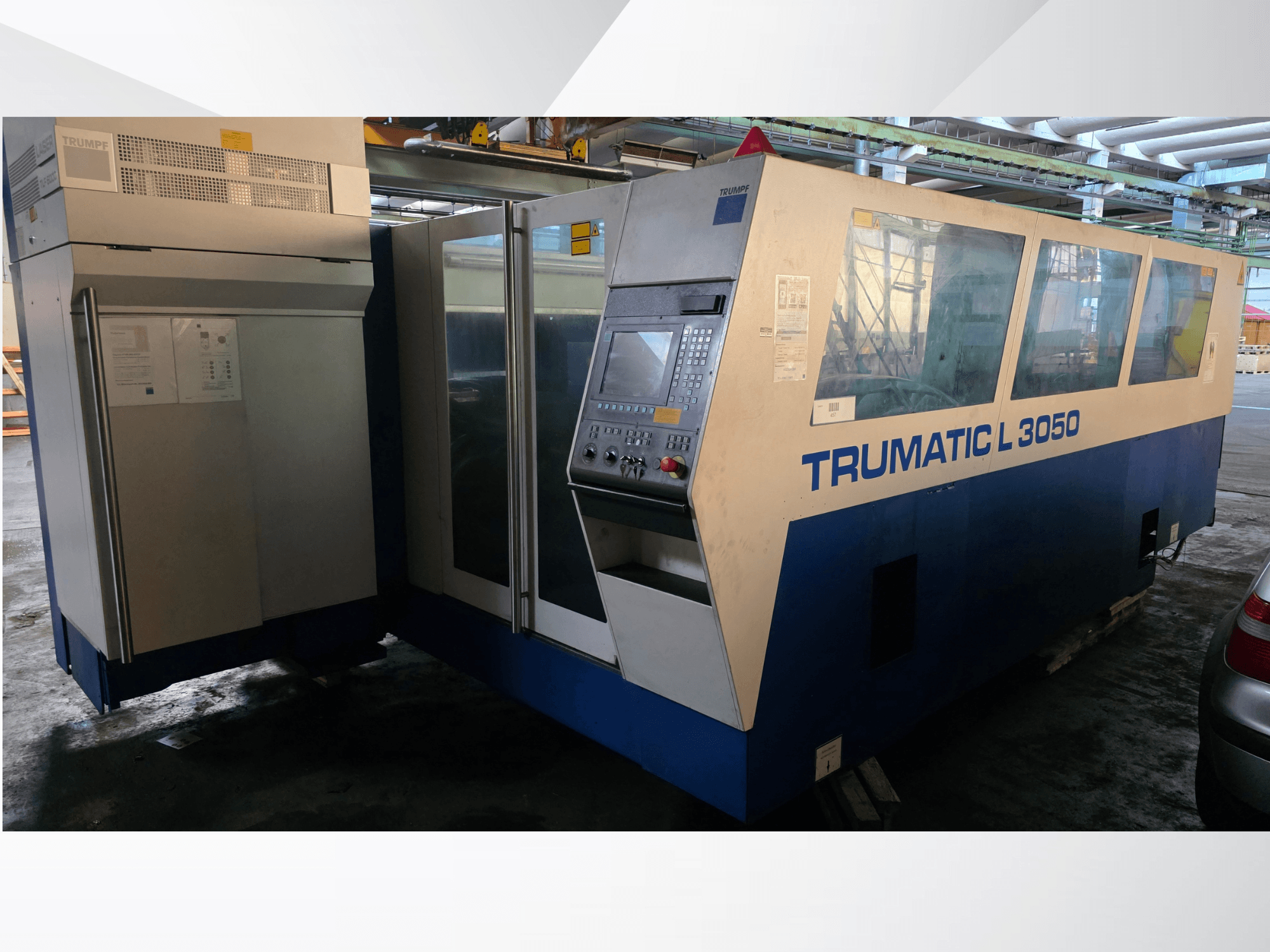 Wycinarka laserowa CO2 TRUMPF Trumatic L 3050, widok z przodu, z panelem sterowania i dużymi szklanymi oknami.