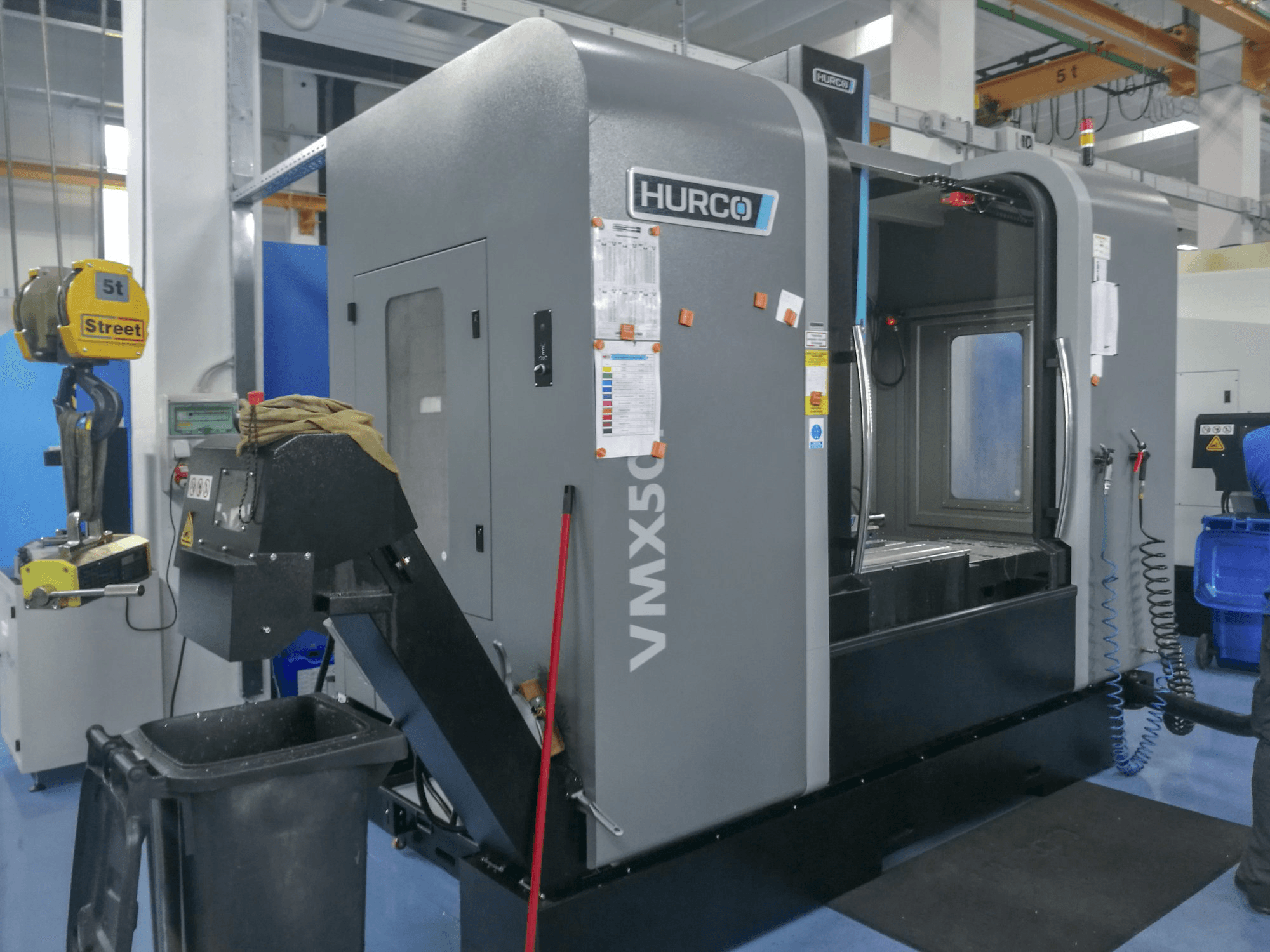 Widok z lewej maszyny Hurco VMX 50i