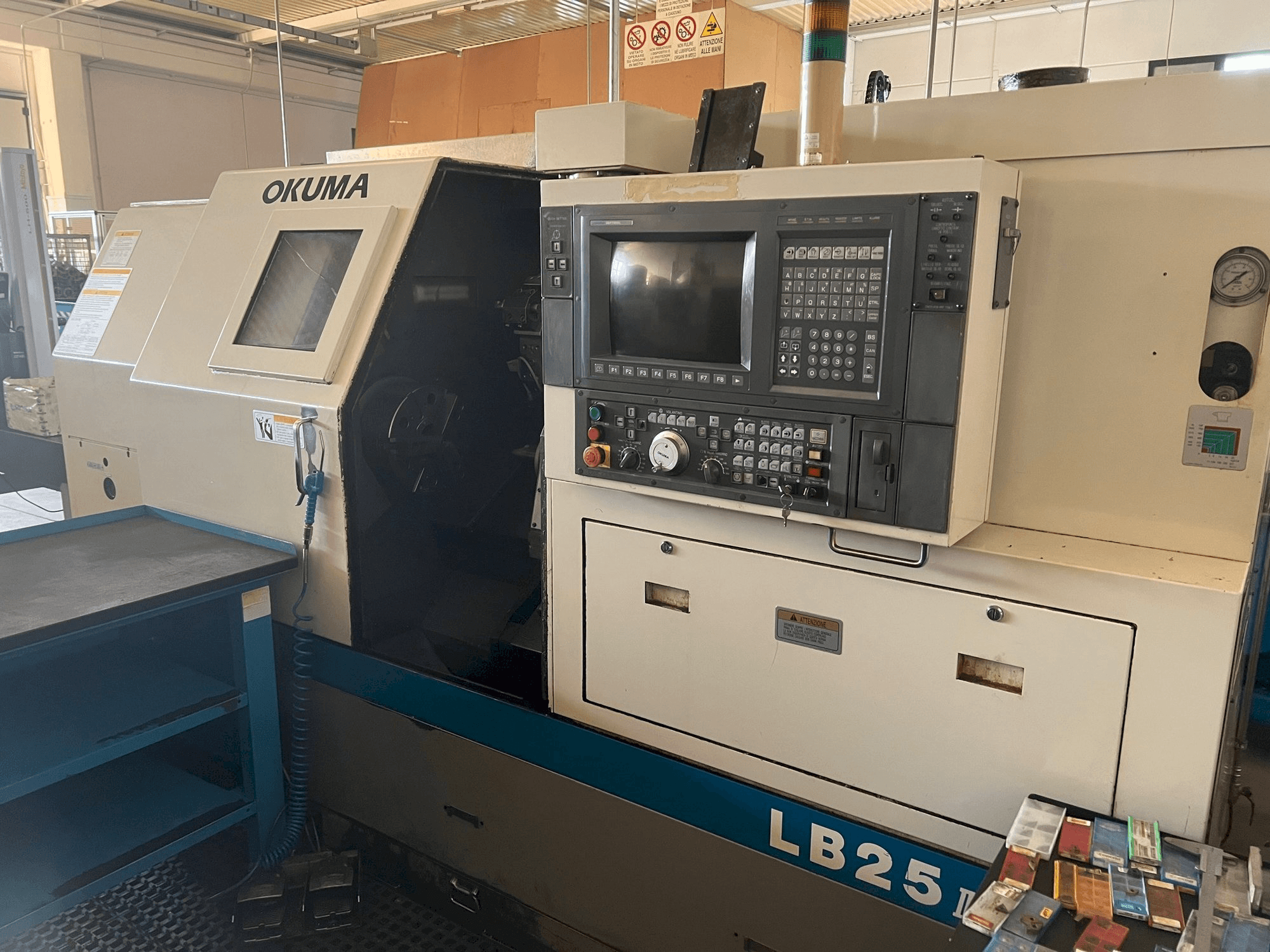 Widok z przodu maszyny Okuma LB 25 II
