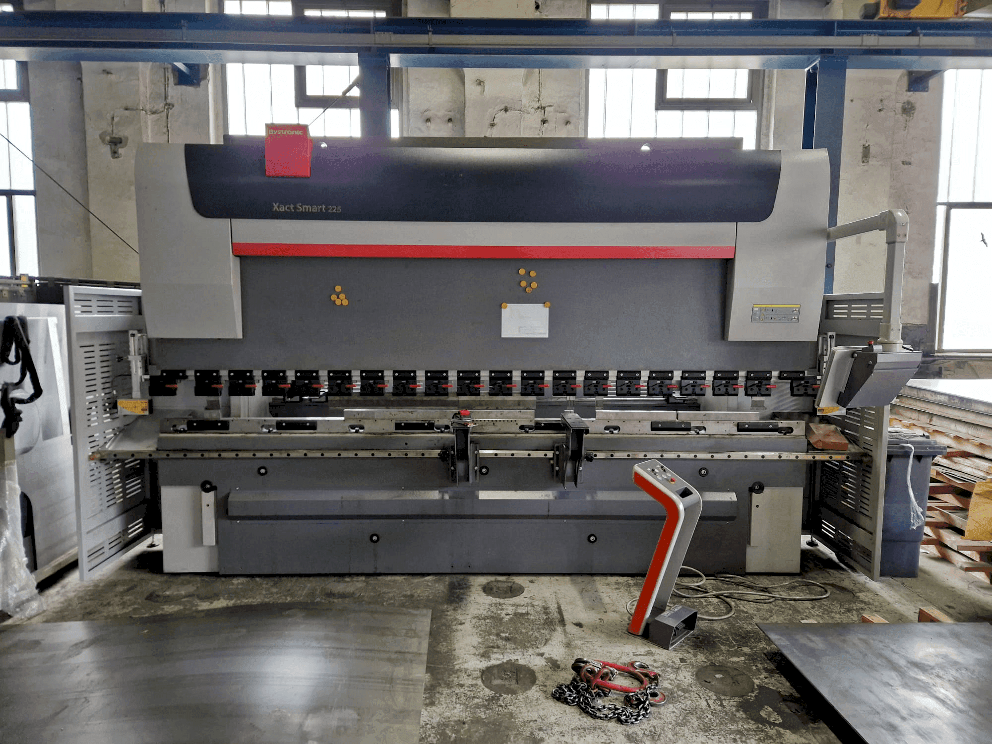 Widok z przodu maszyny Bystronic Xact Smart 225/4100