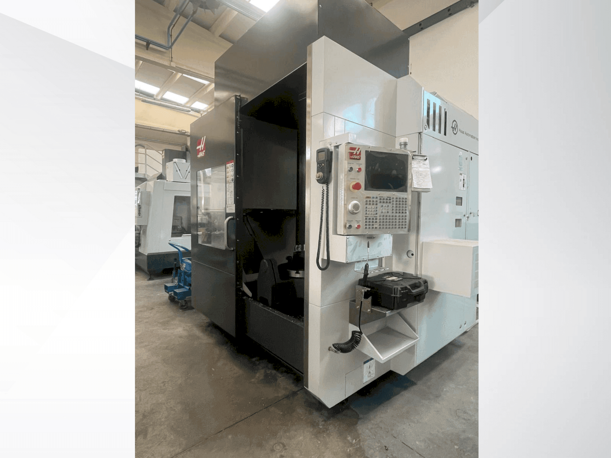 Widok z przodu maszyny HAAS UMC750SS