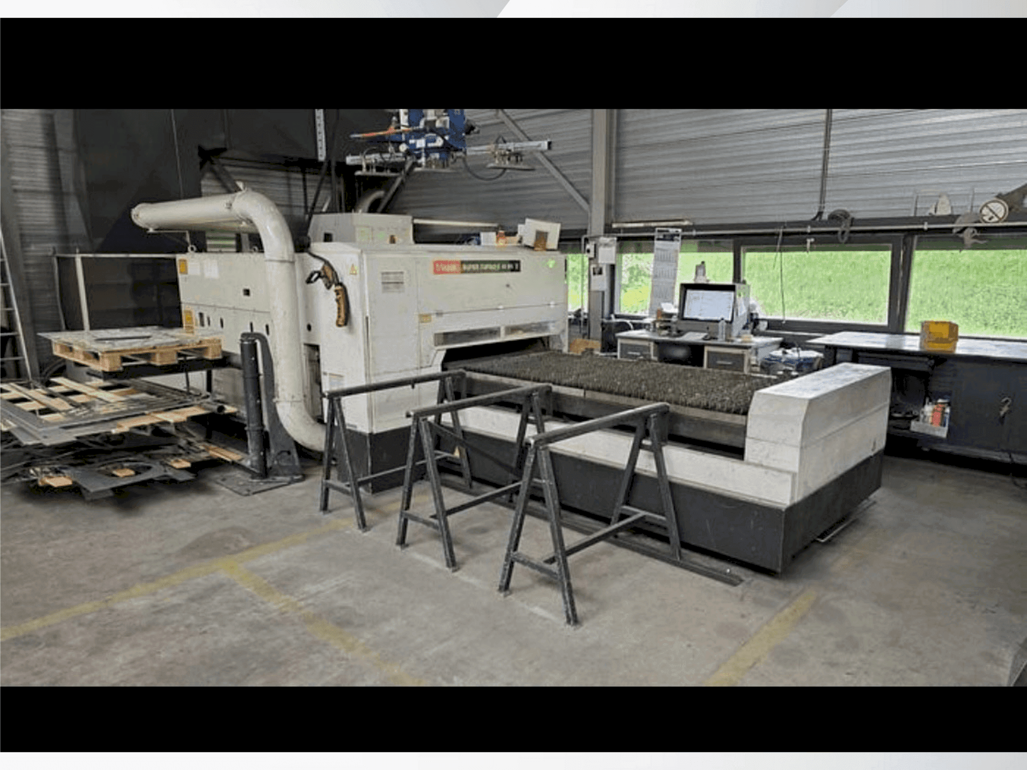 Widok z przodu maszyny Mazak Super Turbo-X 48 MK II