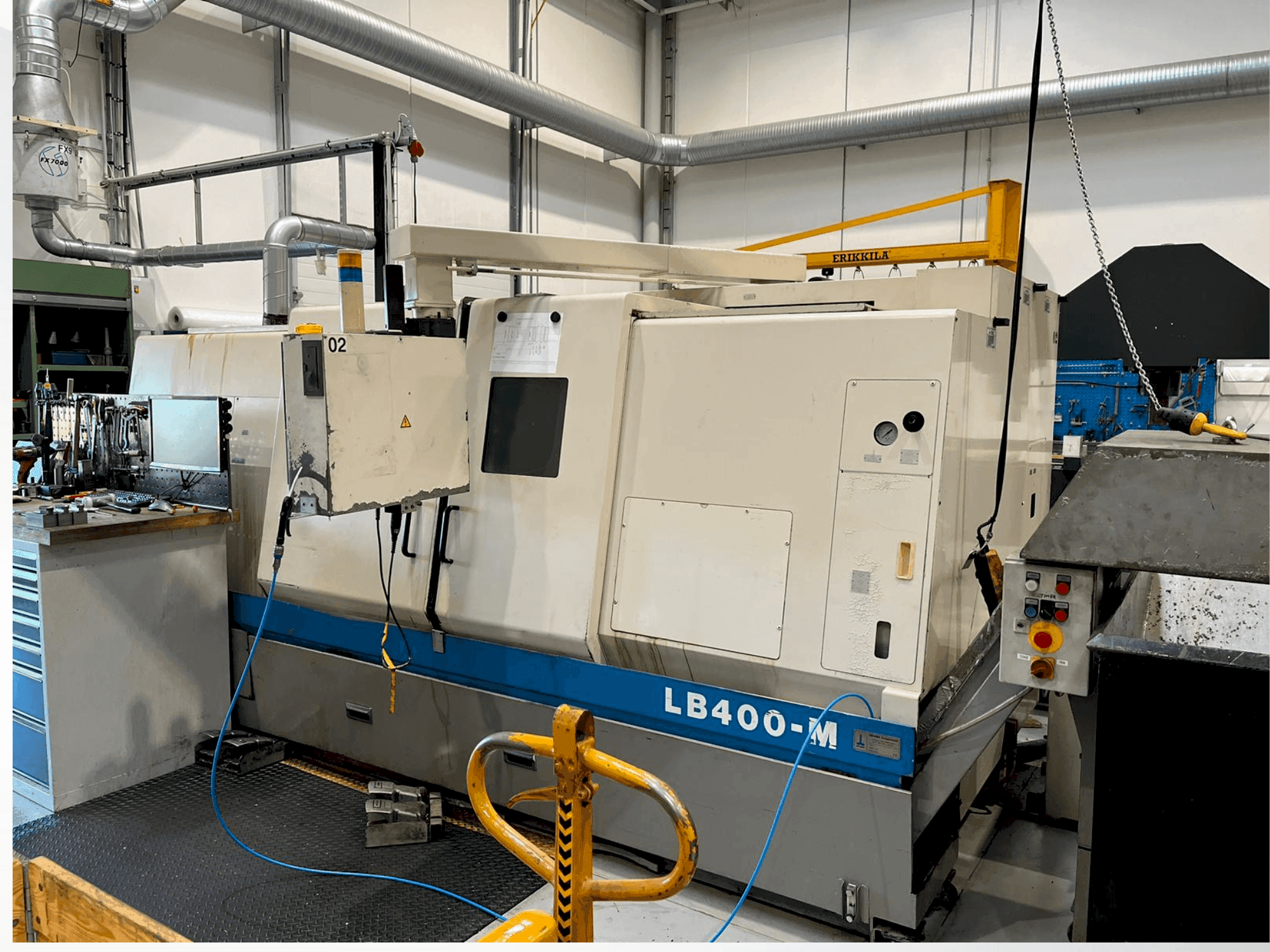 Widok z przodu maszyny Okuma LB400 M
