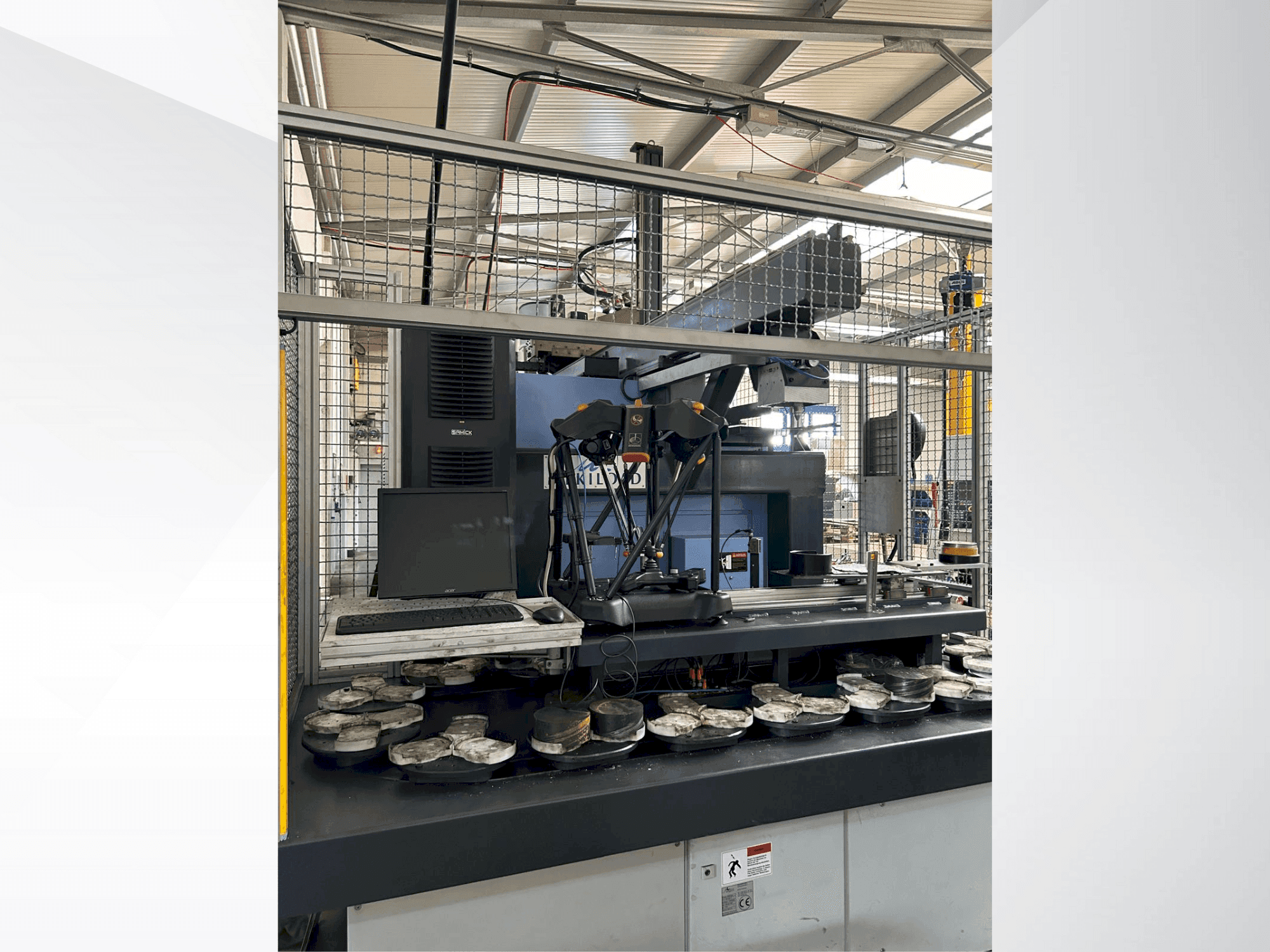 Widok z boku maszyny DOOSAN Puma 2600 SY II