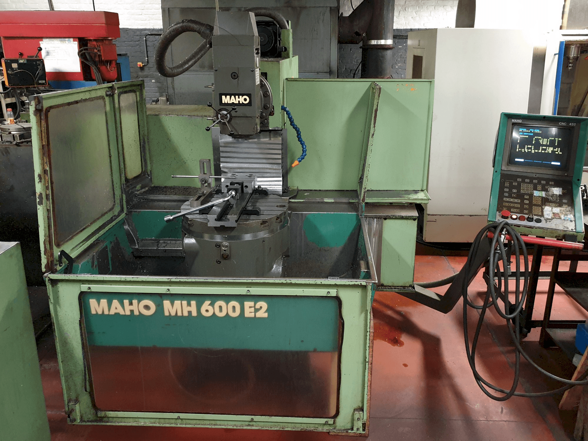 Widok z przodu maszyny Maho MH 600 E2