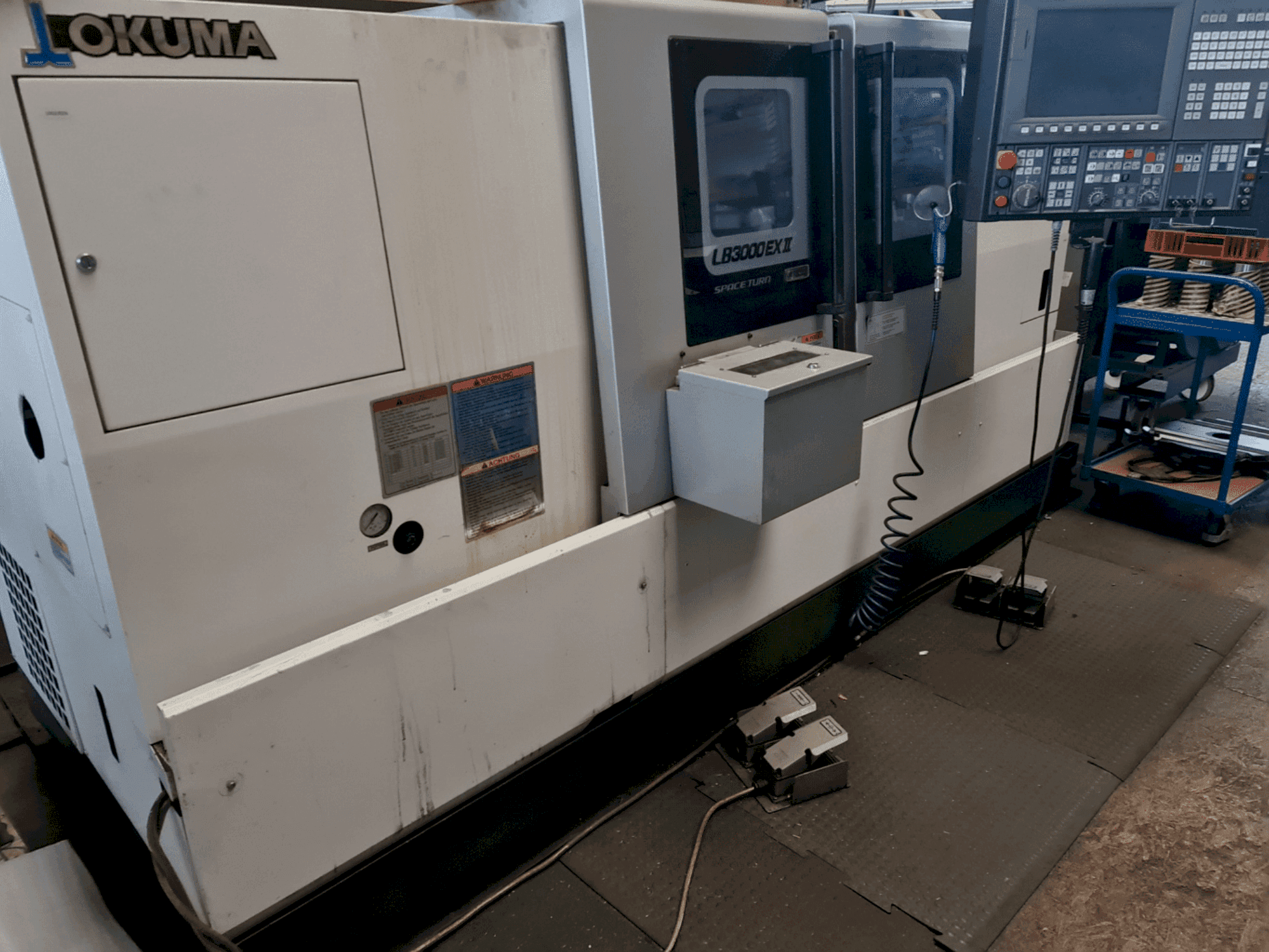 Widok z przodu maszyny Okuma LB3000 EX II