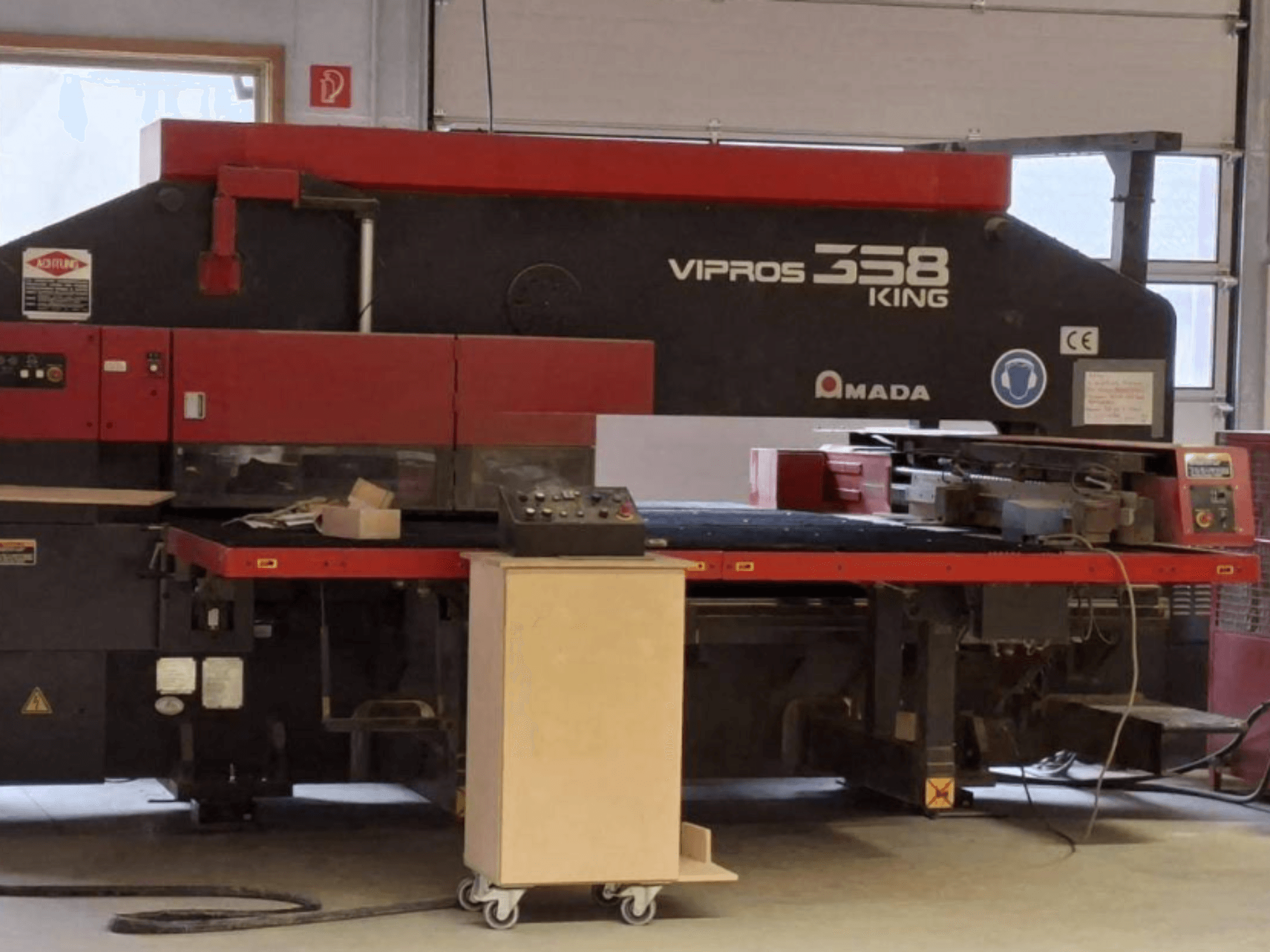 Prasa wykrawająca CNC AMADA VIPROS 358 KING w widoku z boku, z panelem sterowania i miejscem na narzędzia.