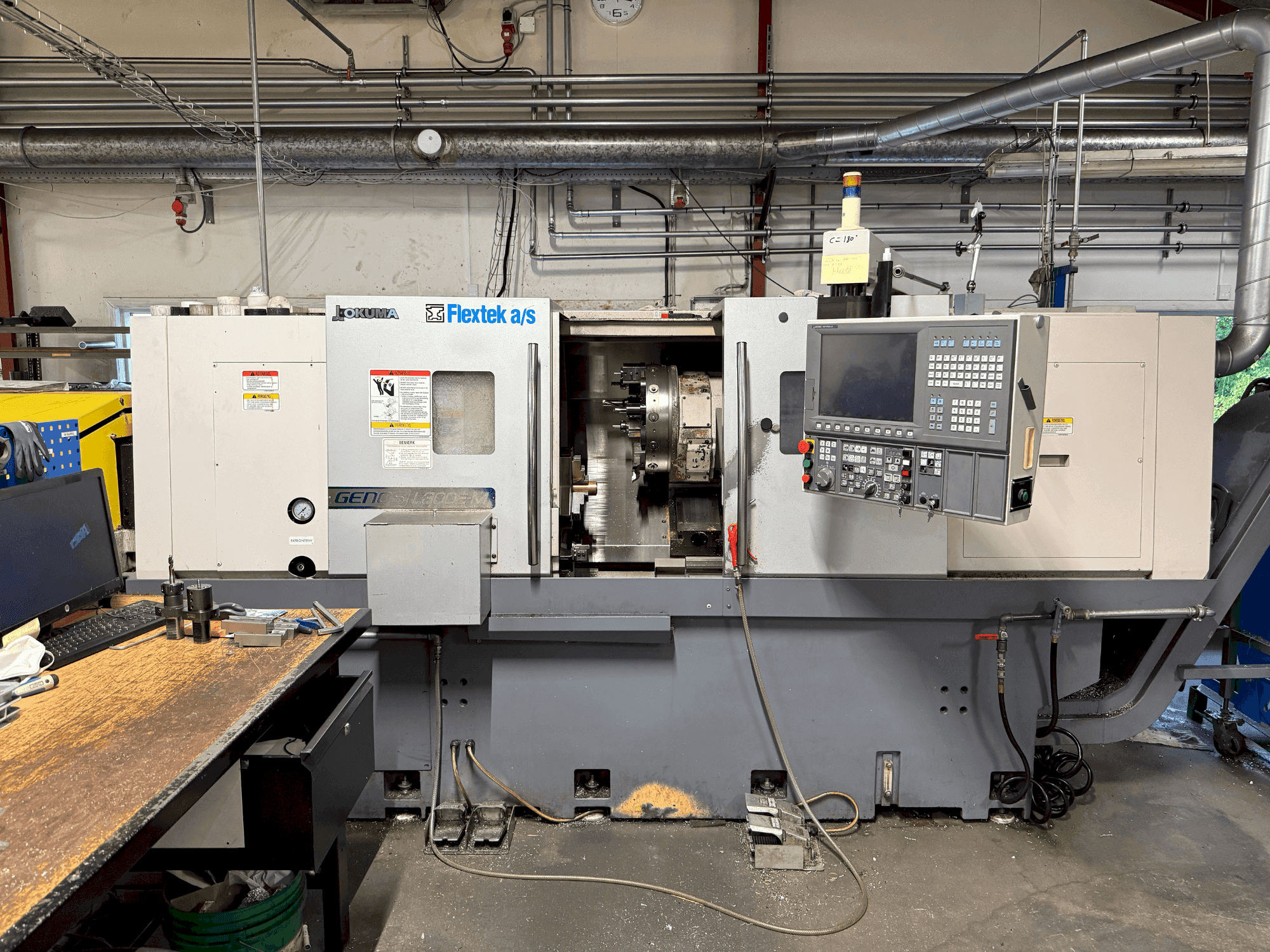 Widok z przodu maszyny Okuma Genos L300E-M with FMB Turbo 8-80