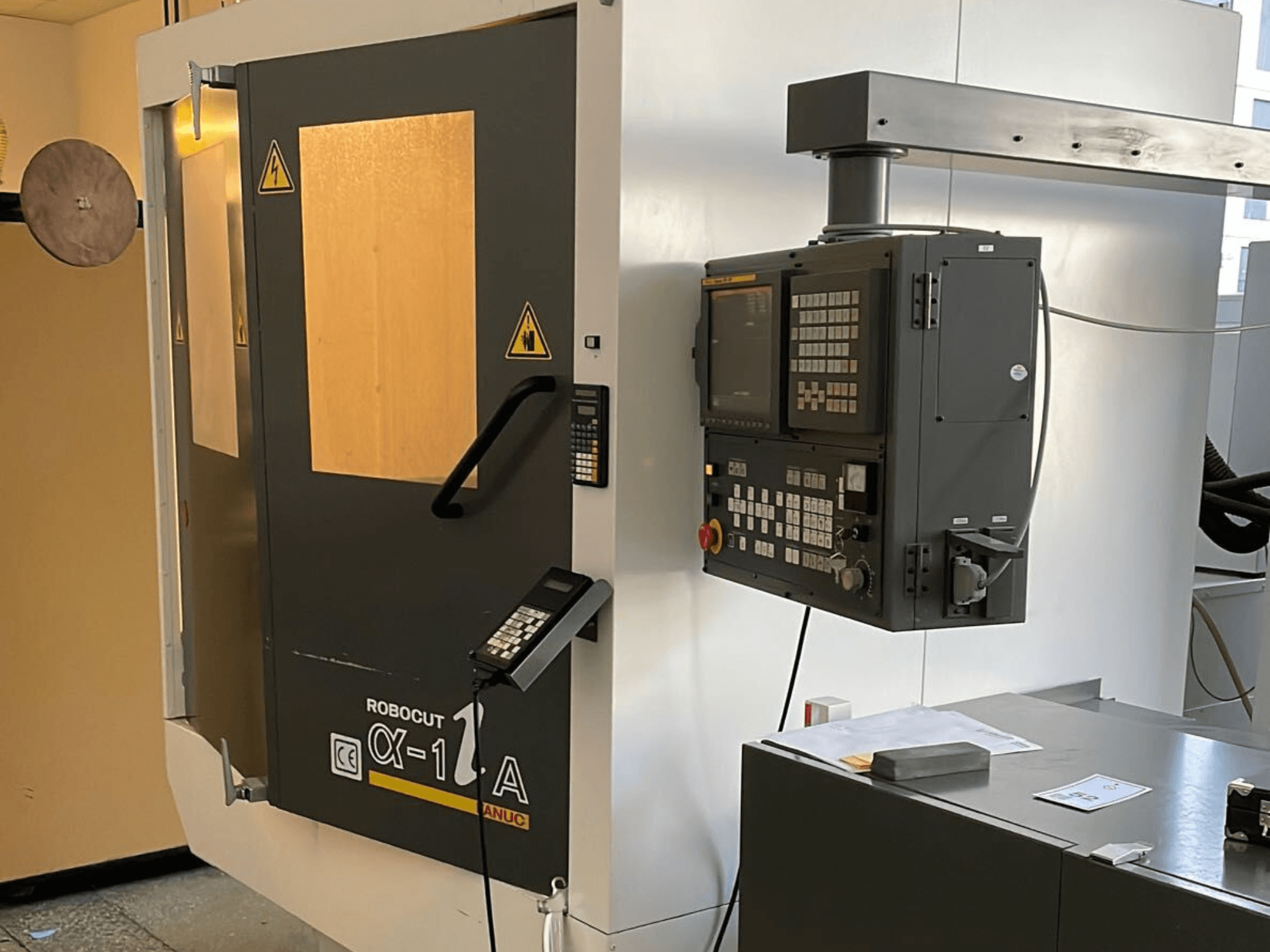 Robocut CX-1 Maszyna z panelem sterowania; widok z przodu z drzwiami bezpieczeństwa i interfejsem obsługi.