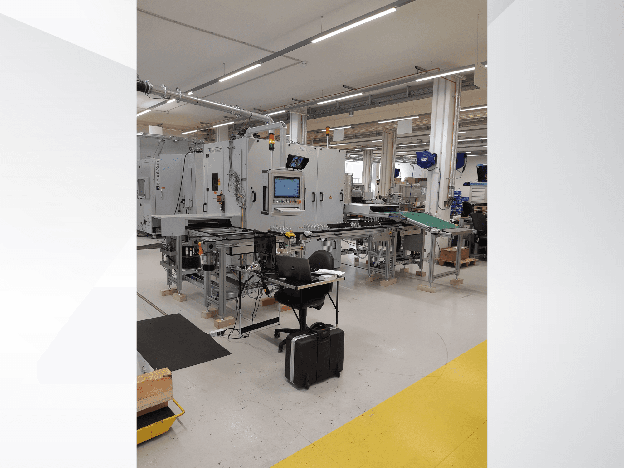 Obrabiarka CLEAN LASER model CELL 3220, widok z przodu z panelem sterowania, przenośnikiem i stanowiskiem roboczym w warunkach fabrycznych.