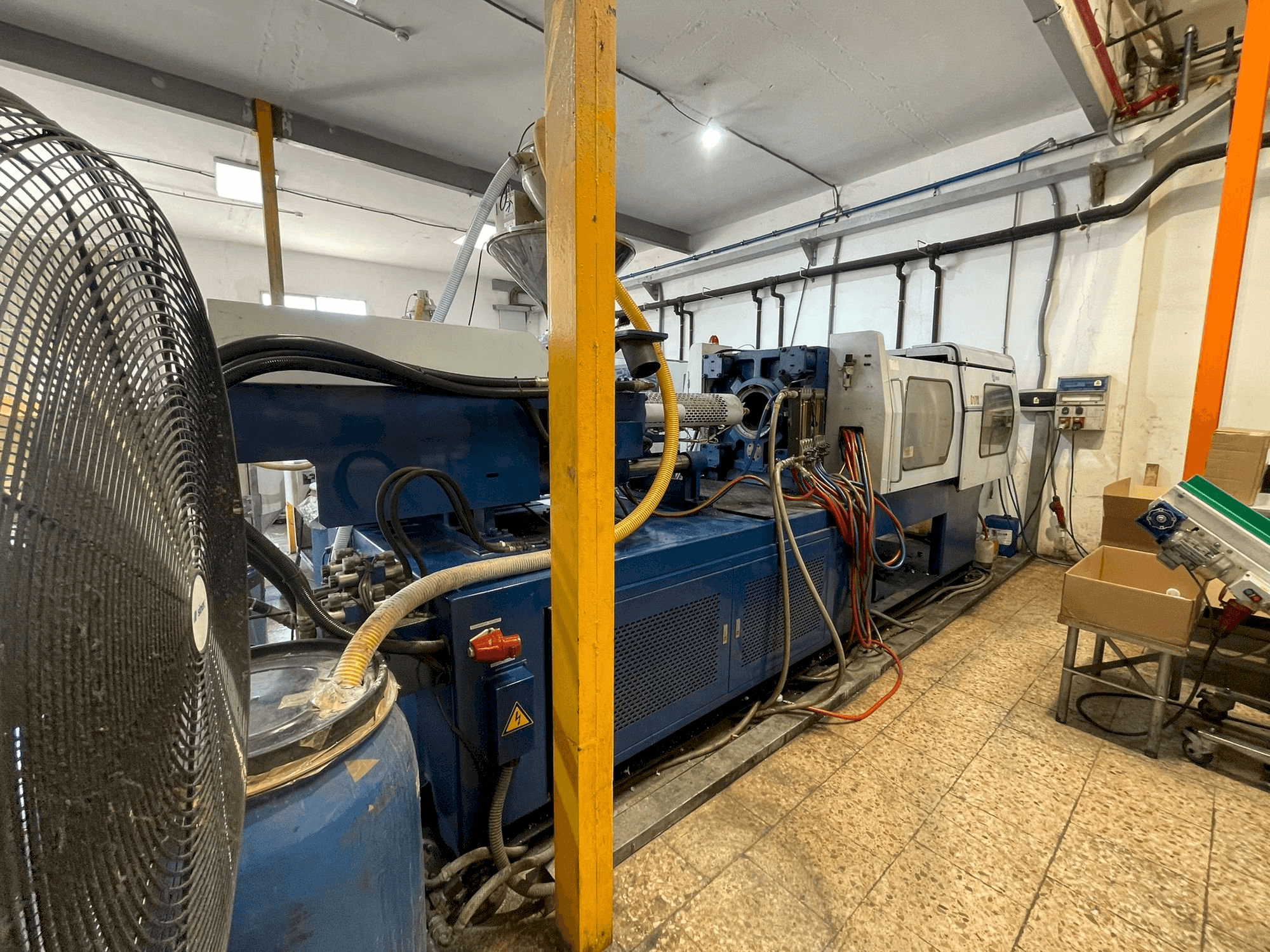 Widok lewej strony maszyny Euroinj D170