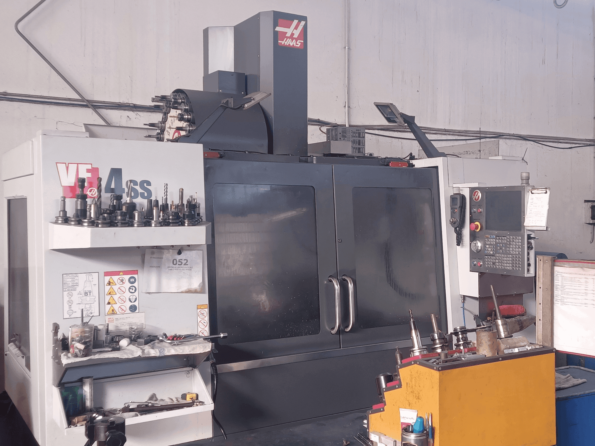 Widok z przodu maszyny HAAS VF-4SS