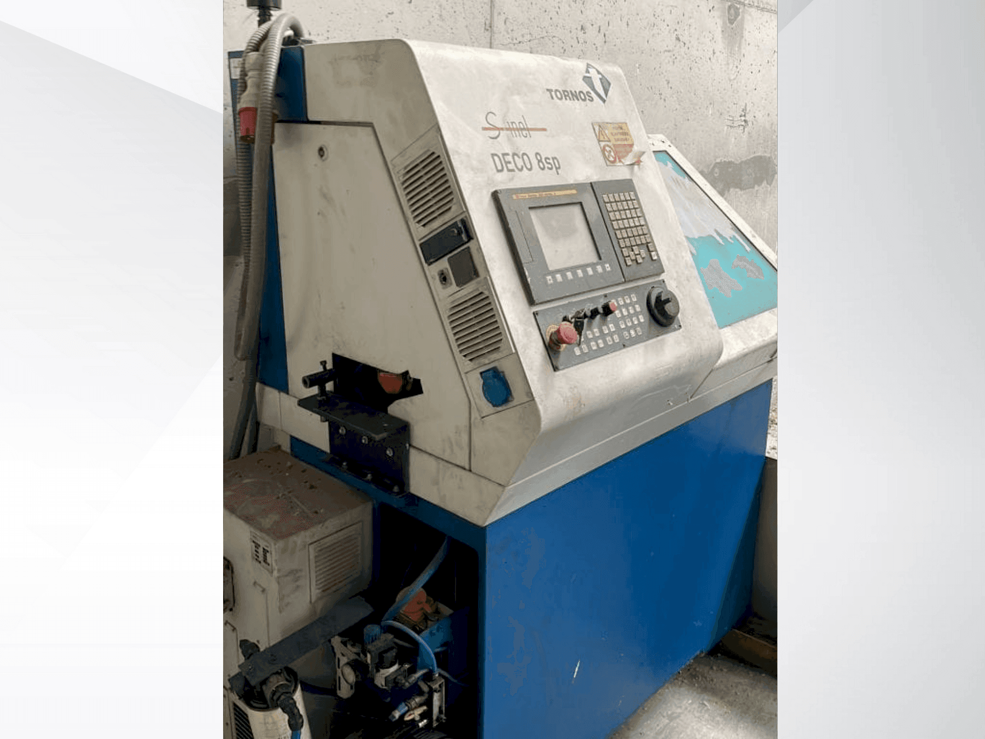 Widok z przodu maszyny TORNOS DECO 8sp