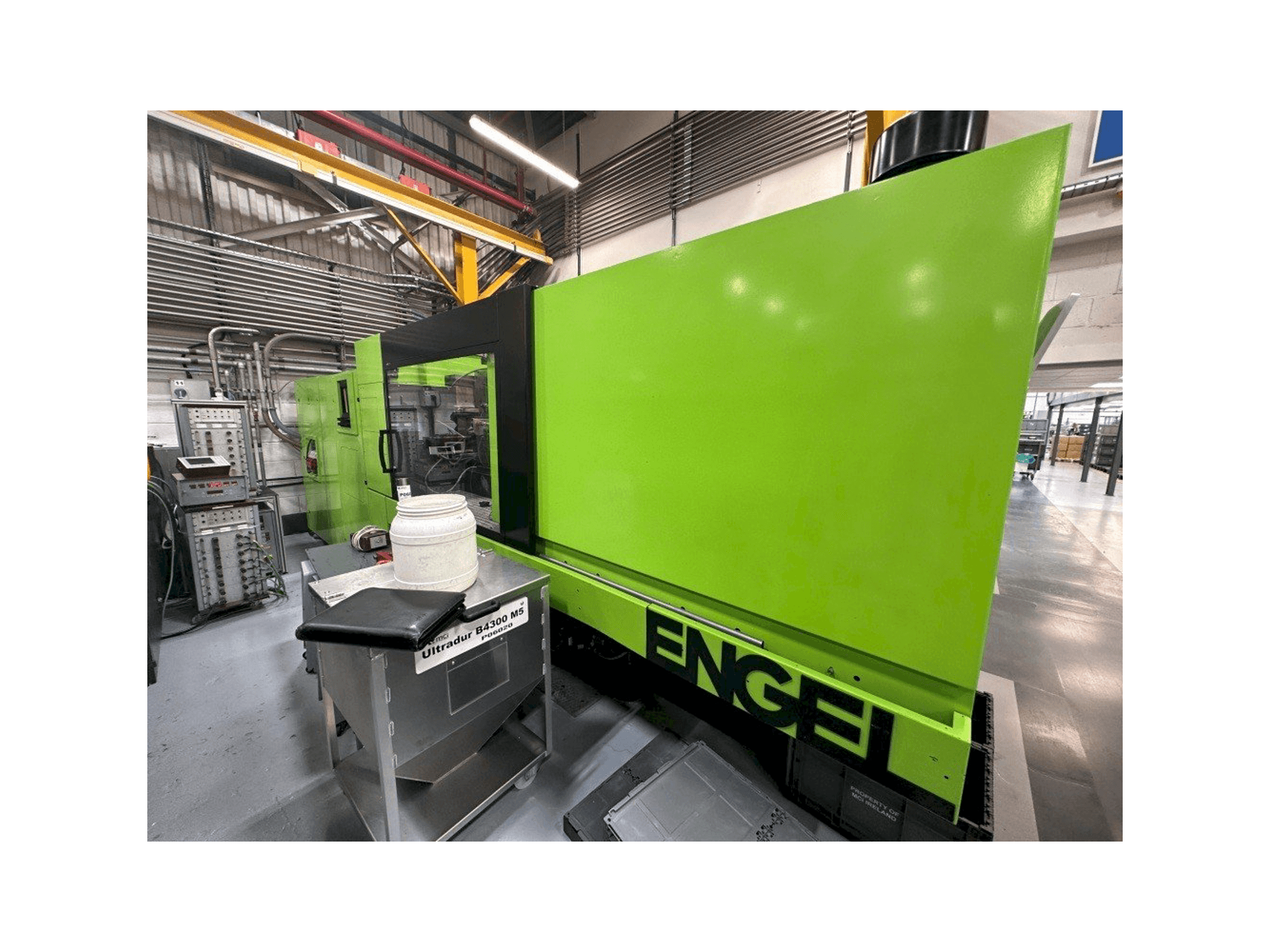 Widok z przodu maszyny Engel Victory 650/180 Tech