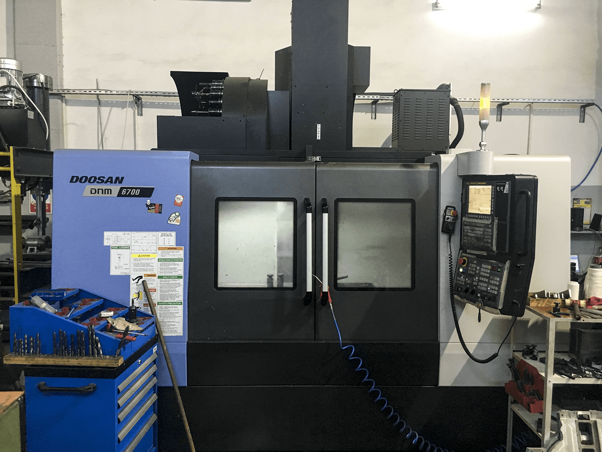 Widok z przodu maszyny Doosan DNM 6700