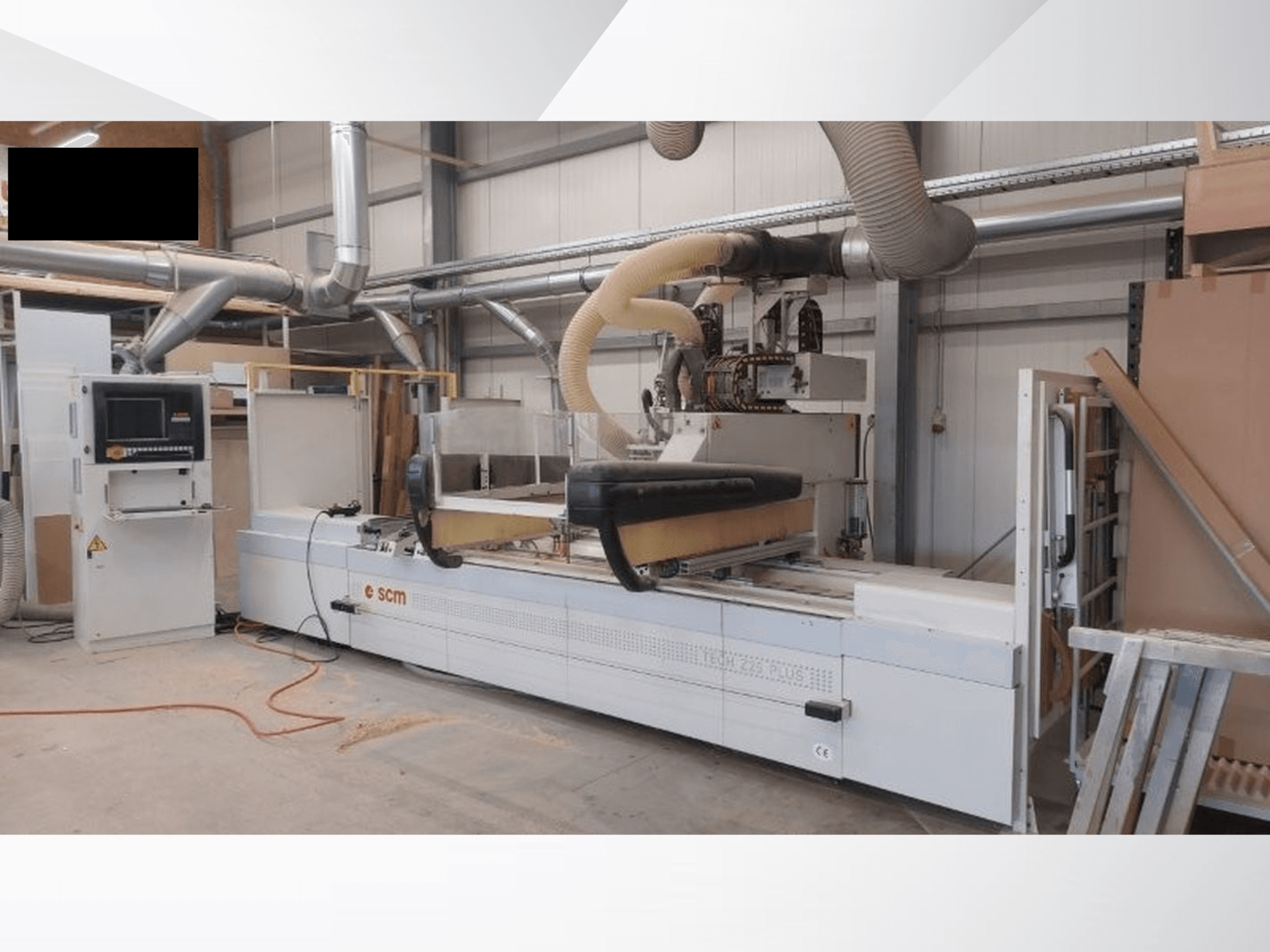 Centrum obróbcze CNC SCM TECH Z25 PLUS H-R4 w warsztacie, widok z przodu przedstawiający panel sterowania i system odpylania.