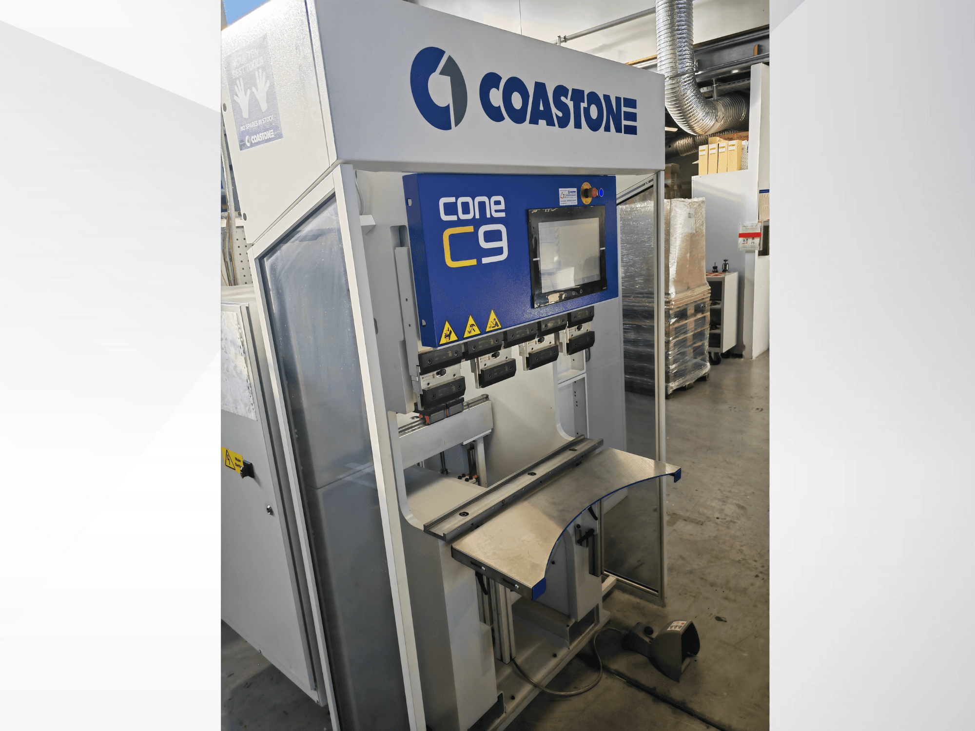 Maszyna Coastone Cone C9 w widoku z przodu, z panelem sterowania i powierzchnią roboczą ze stali nierdzewnej.