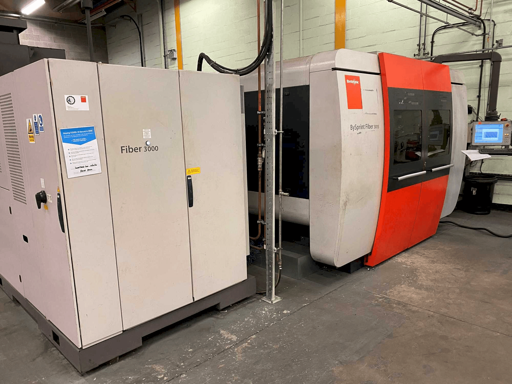 Widok z przodu maszyny Bystronic BySprint 3015 Fiber