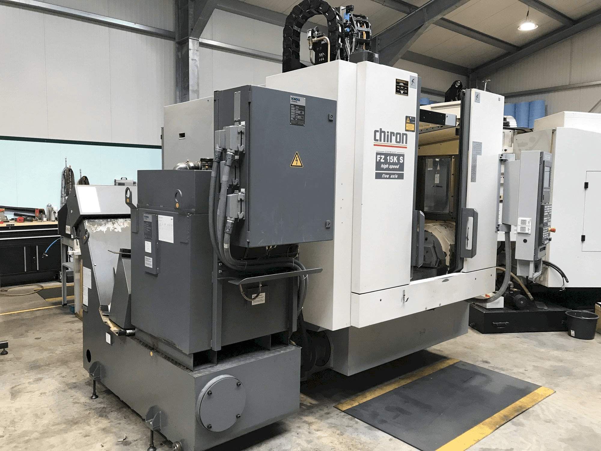 Widok z przodu maszyny CHIRON FZ15 KS