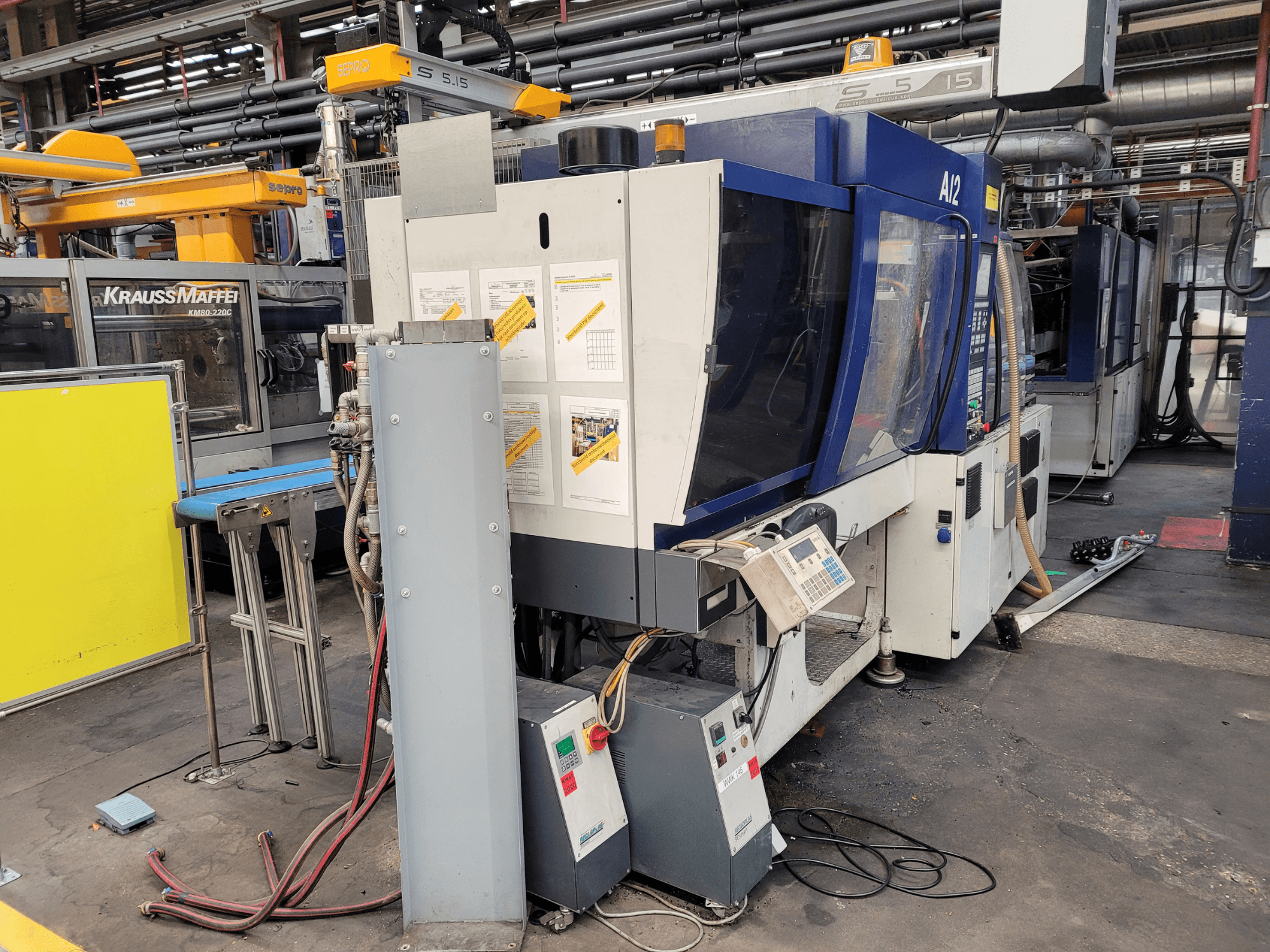 Wtryskarka KraussMaffei model KM80-232G, widok z przodu, z panelem sterowania i komponentami operacyjnymi.