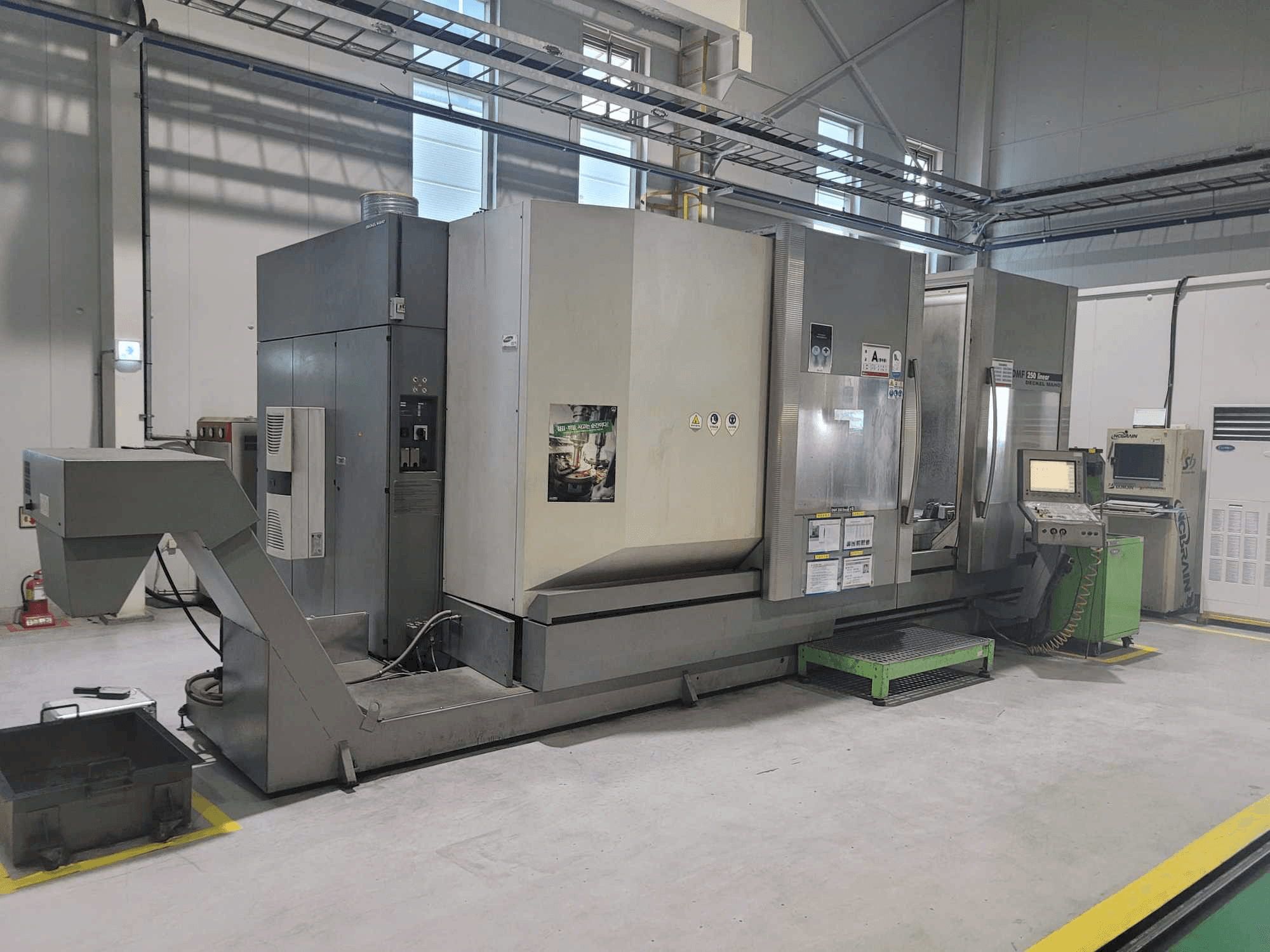 Widok lewej strony maszyny DECKEL MAHO DMF 250 linear