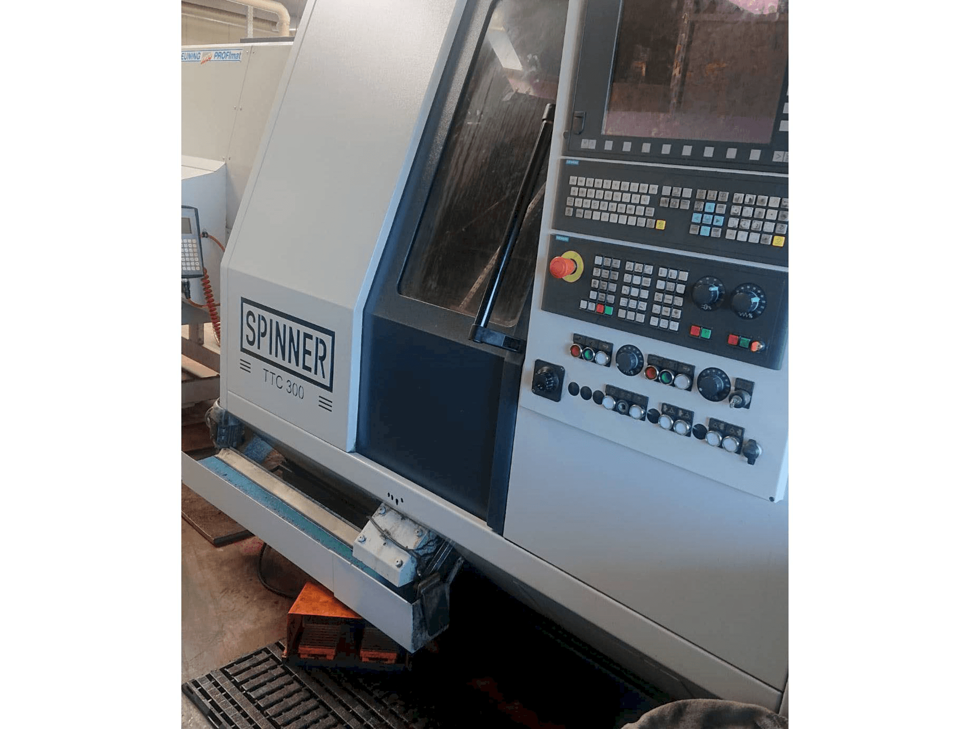 Widok z przodu maszyny SPINNER TTC300-52 SMMCY