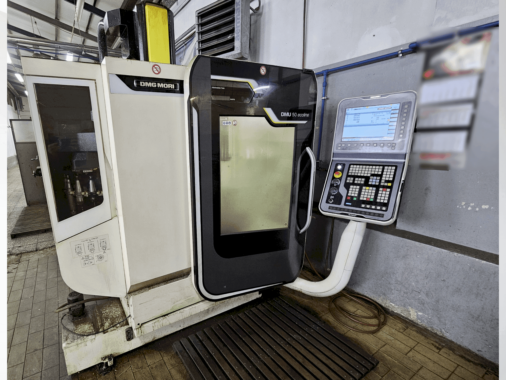 Widok z przodu maszyny DMG MORI DMU 50 ecoline
