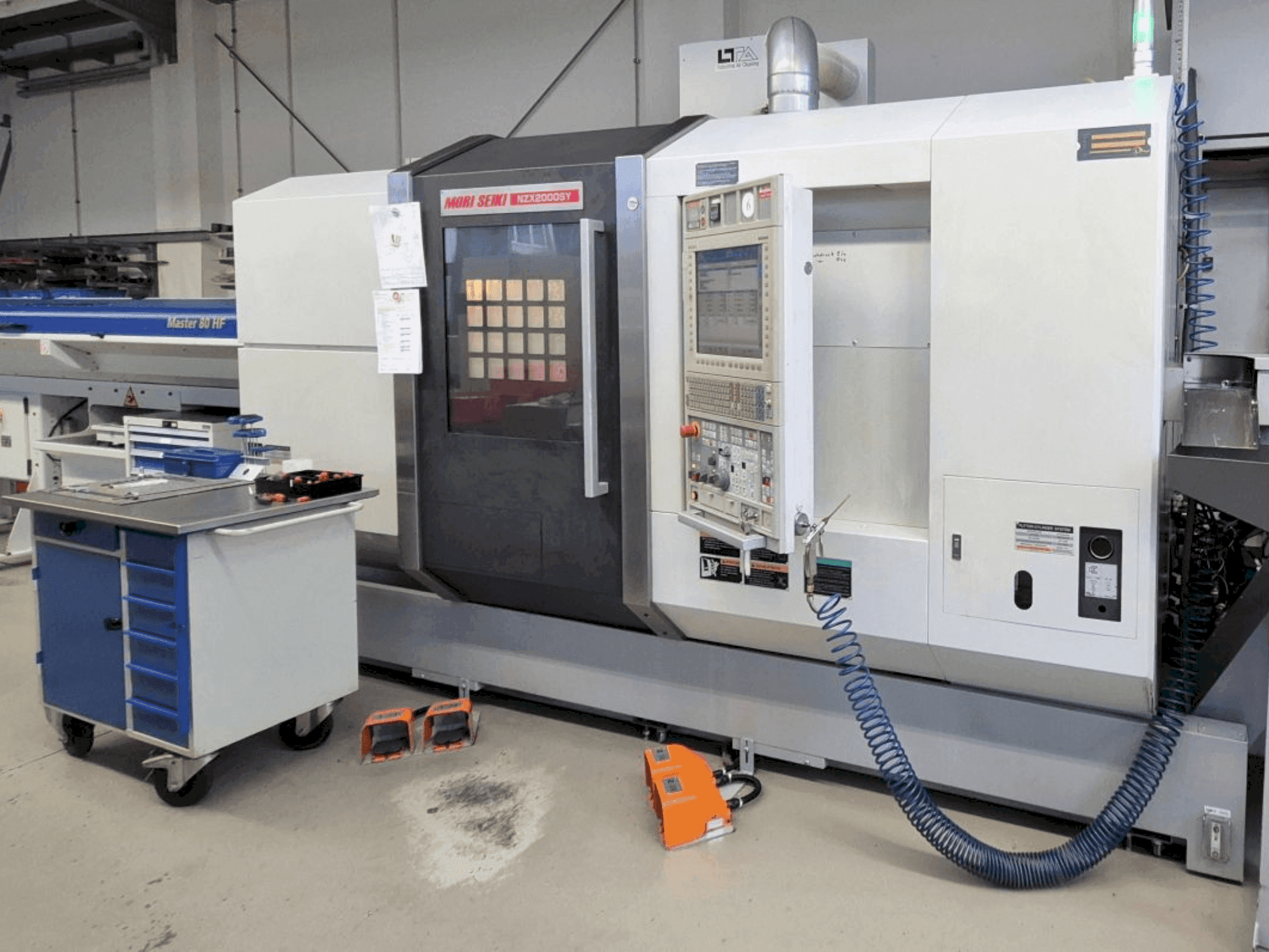 Widok z przodu maszyny MORI SEIKI NZX2000/800SY
