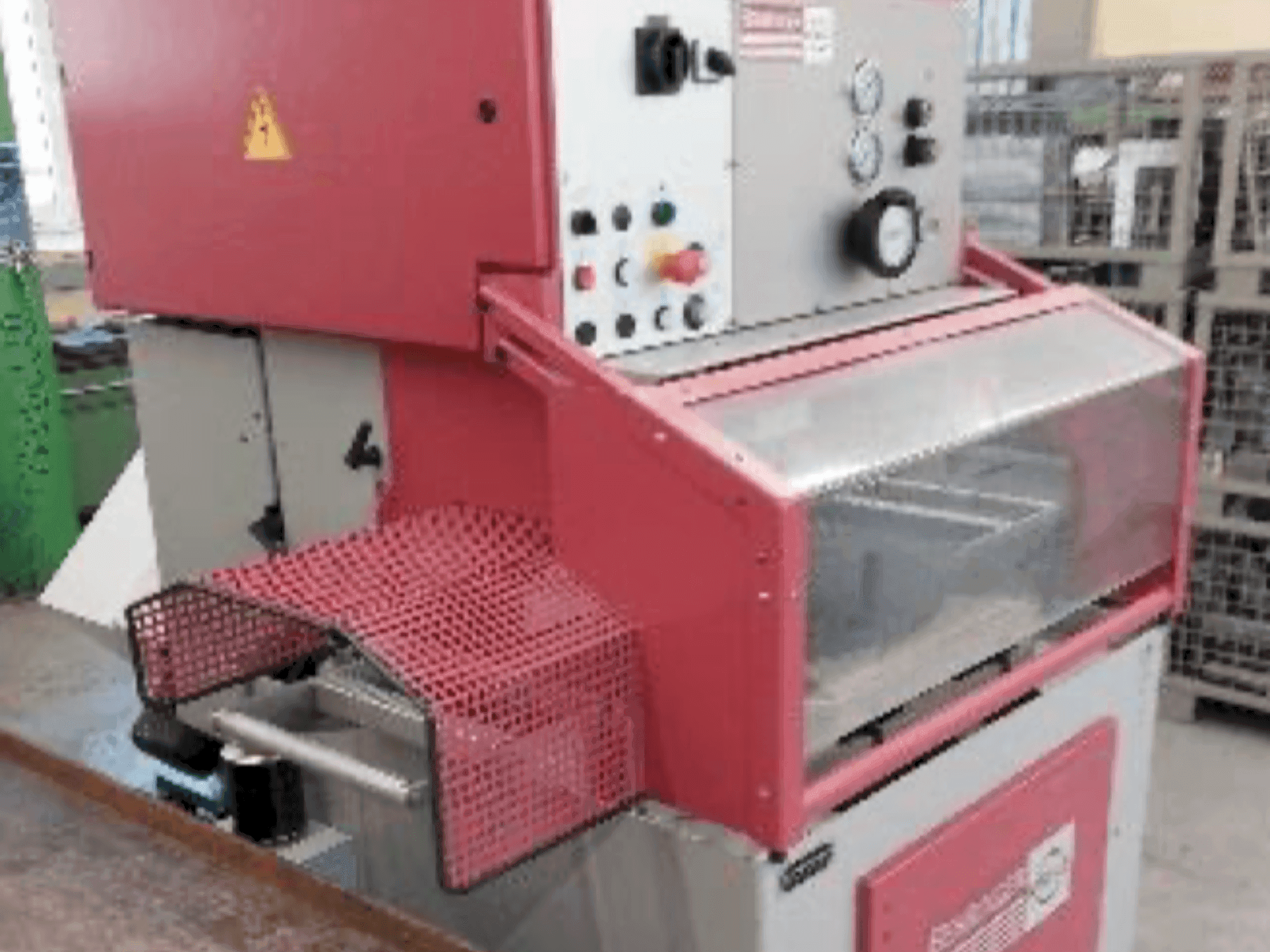 Widok z przodu maszyny Behringer EISELE PSU 450 H