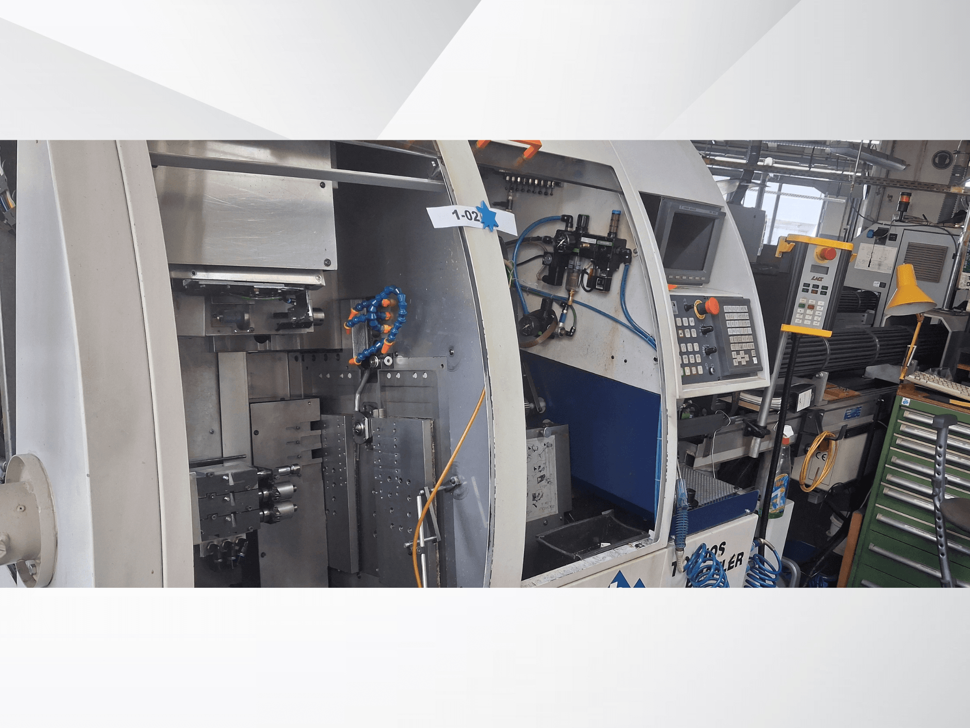 Tokarka szwajcarska TORNOS DECO 2000-10, widok z przodu przedstawiający panel sterowania, mechanizm obrotowy i konfigurację wewnętrzną.