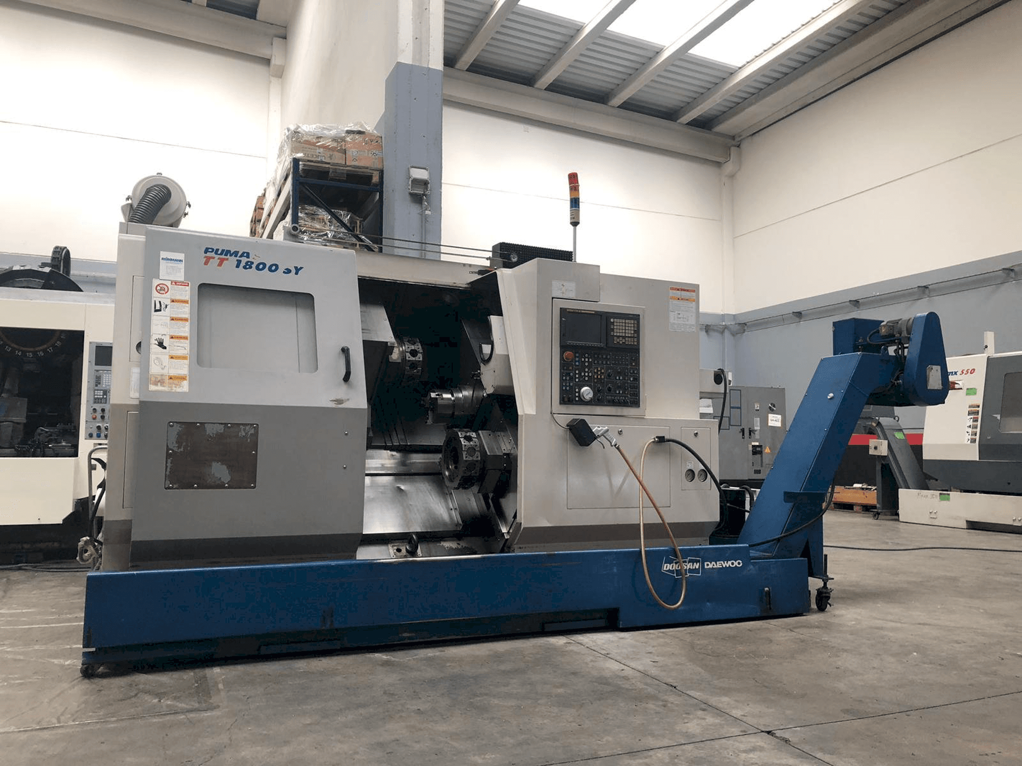 Widok z przodu maszyny Doosan Puma TT1800SY